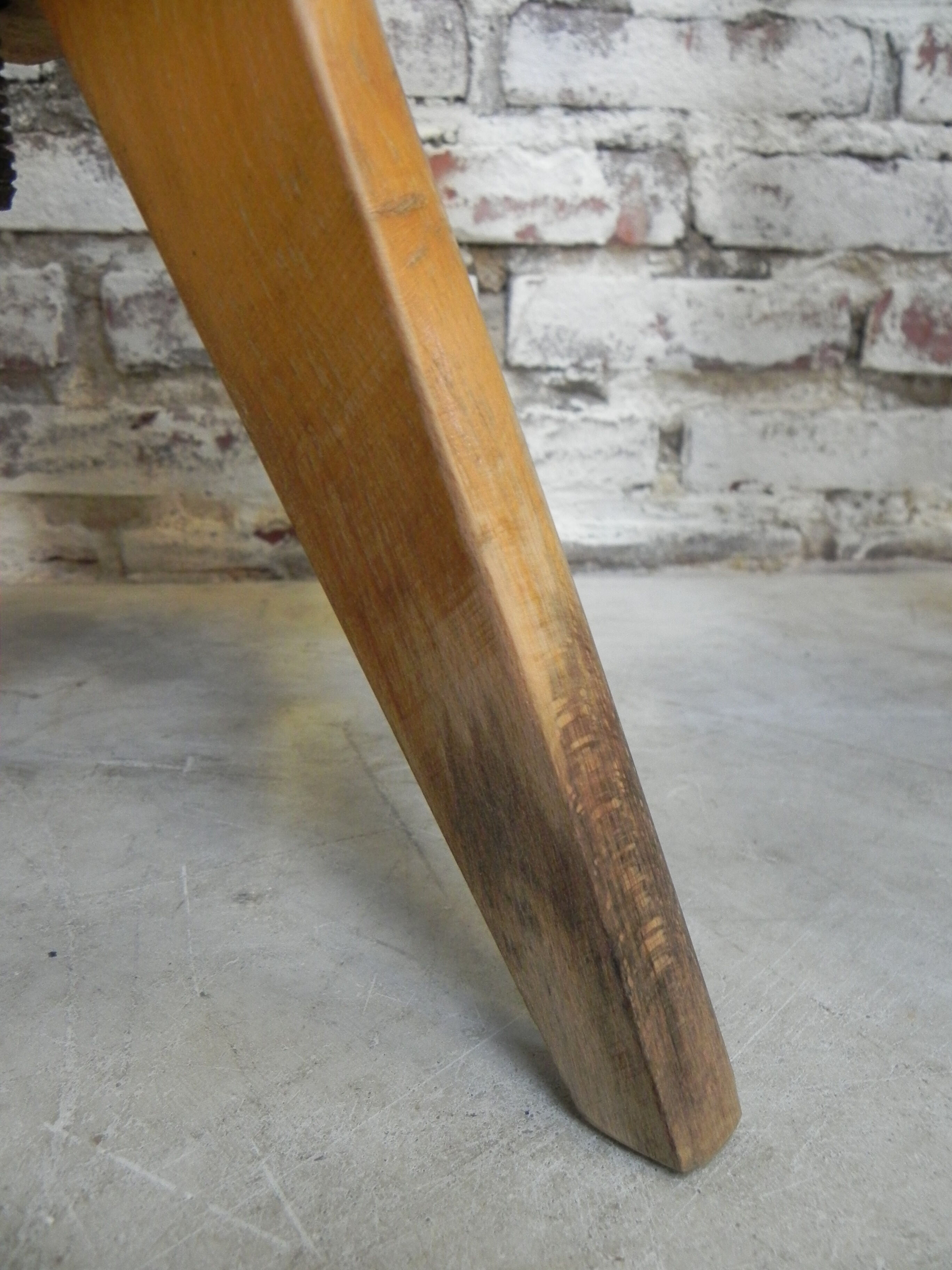 2 chaises en bois studio