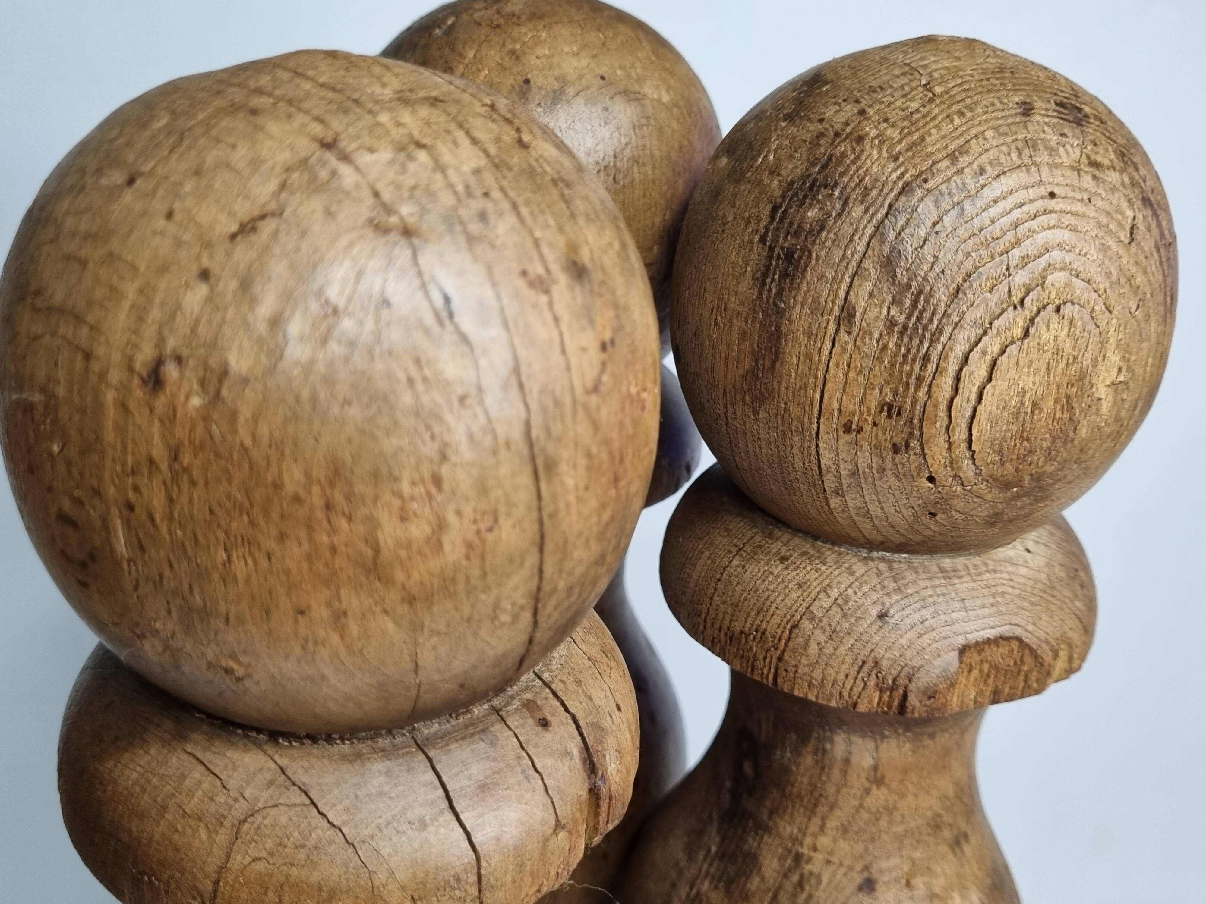 Ancien jeu de quilles grande taille en bois tourné, 52 cm