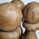 Ancien jeu de quilles grande taille en bois tourné, 52 cm