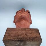 Tête de jeune homme sculptée en terre cuite