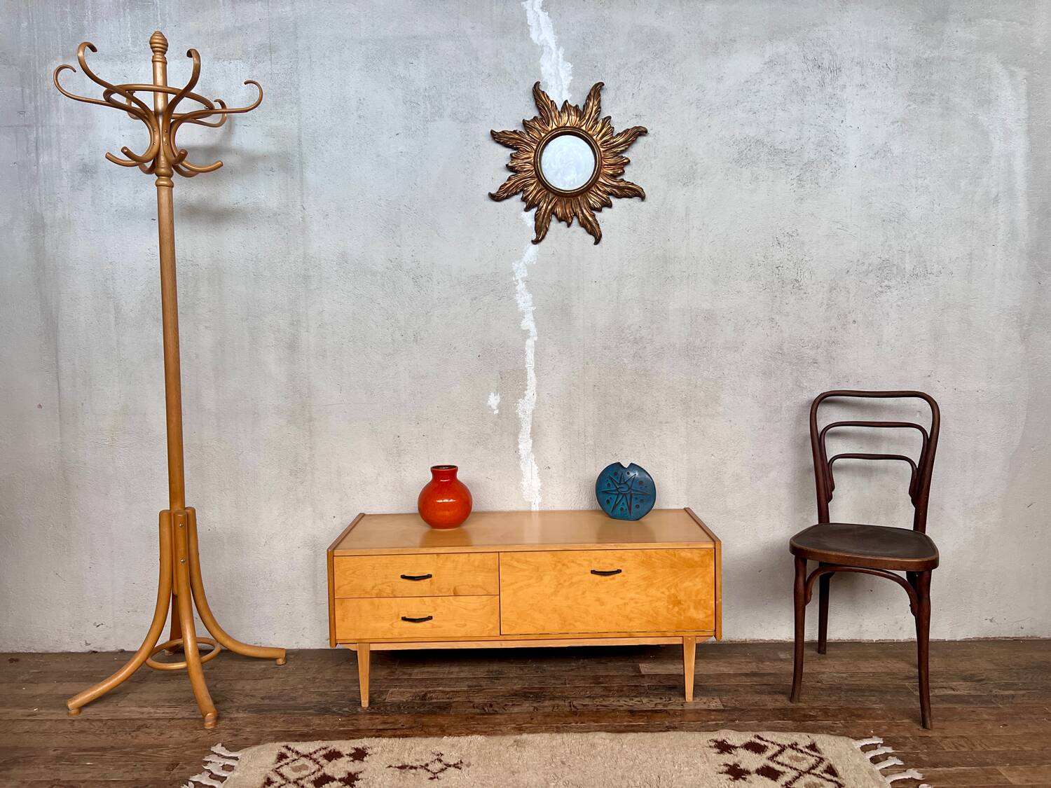 Vintage hi-fi TV cabinet with compass legs