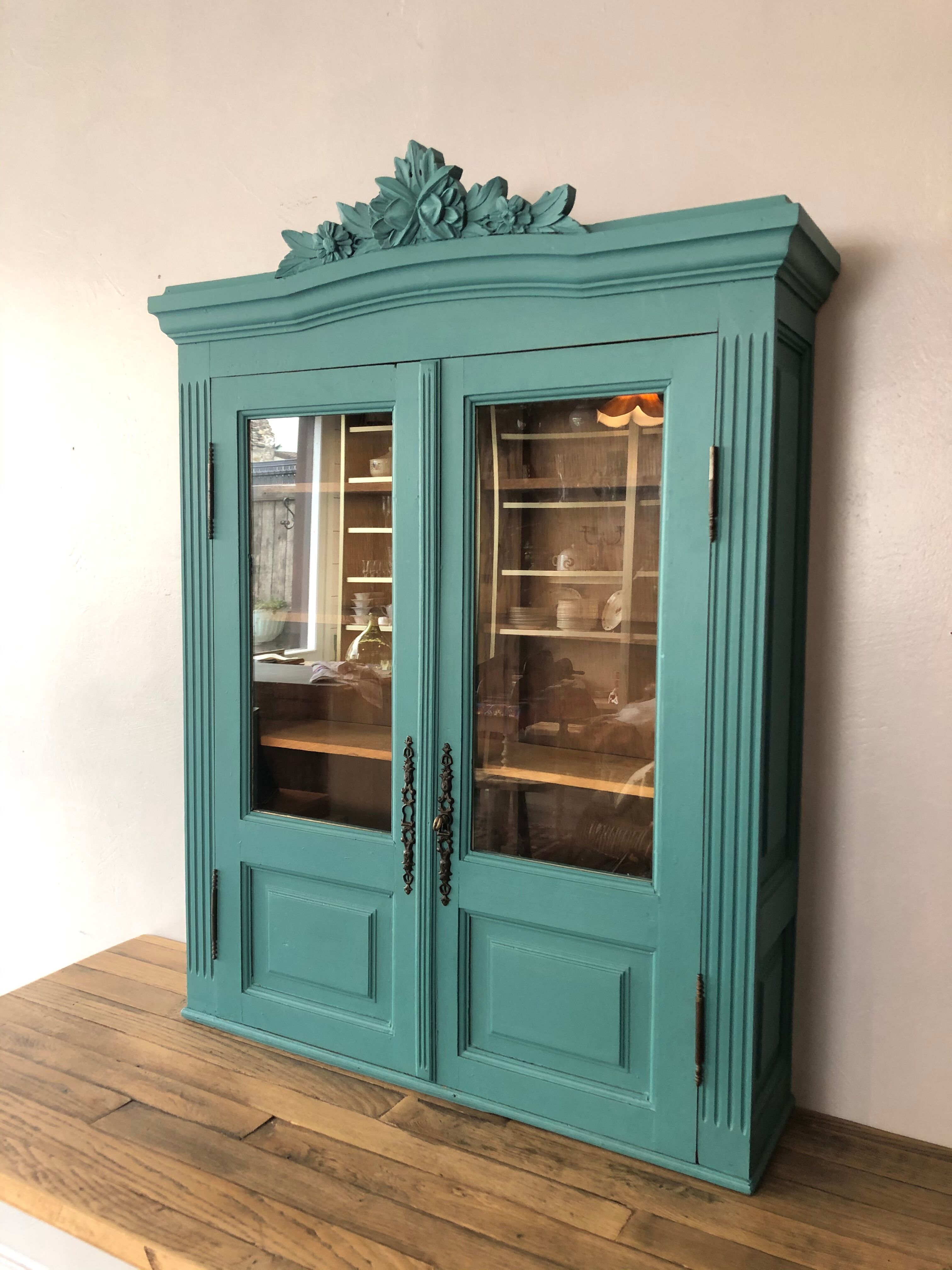 Showcase to be placed or hung