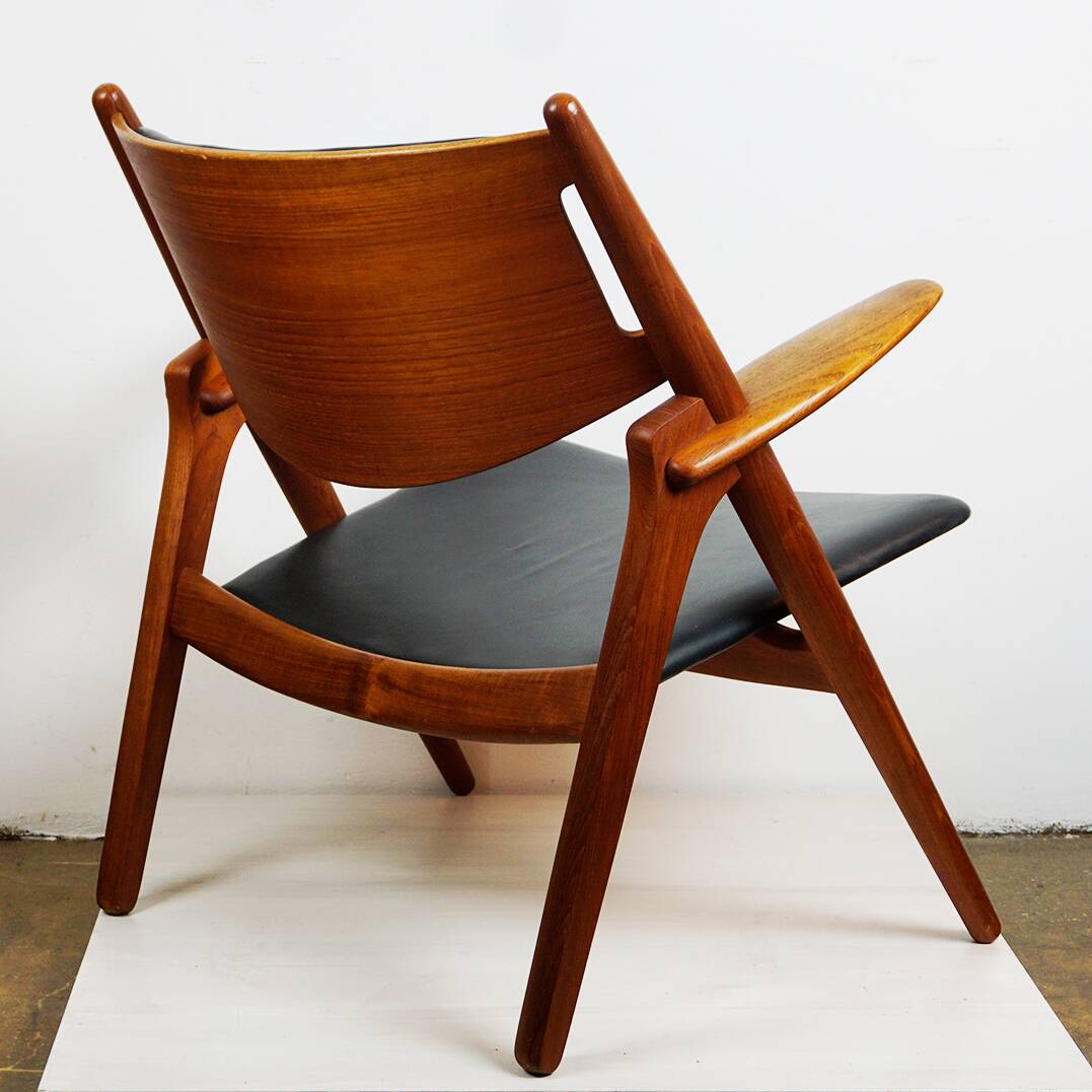 Chaise Lounge CH28 in Teak and Black Leather by Hans Wegner for Carl Hansen