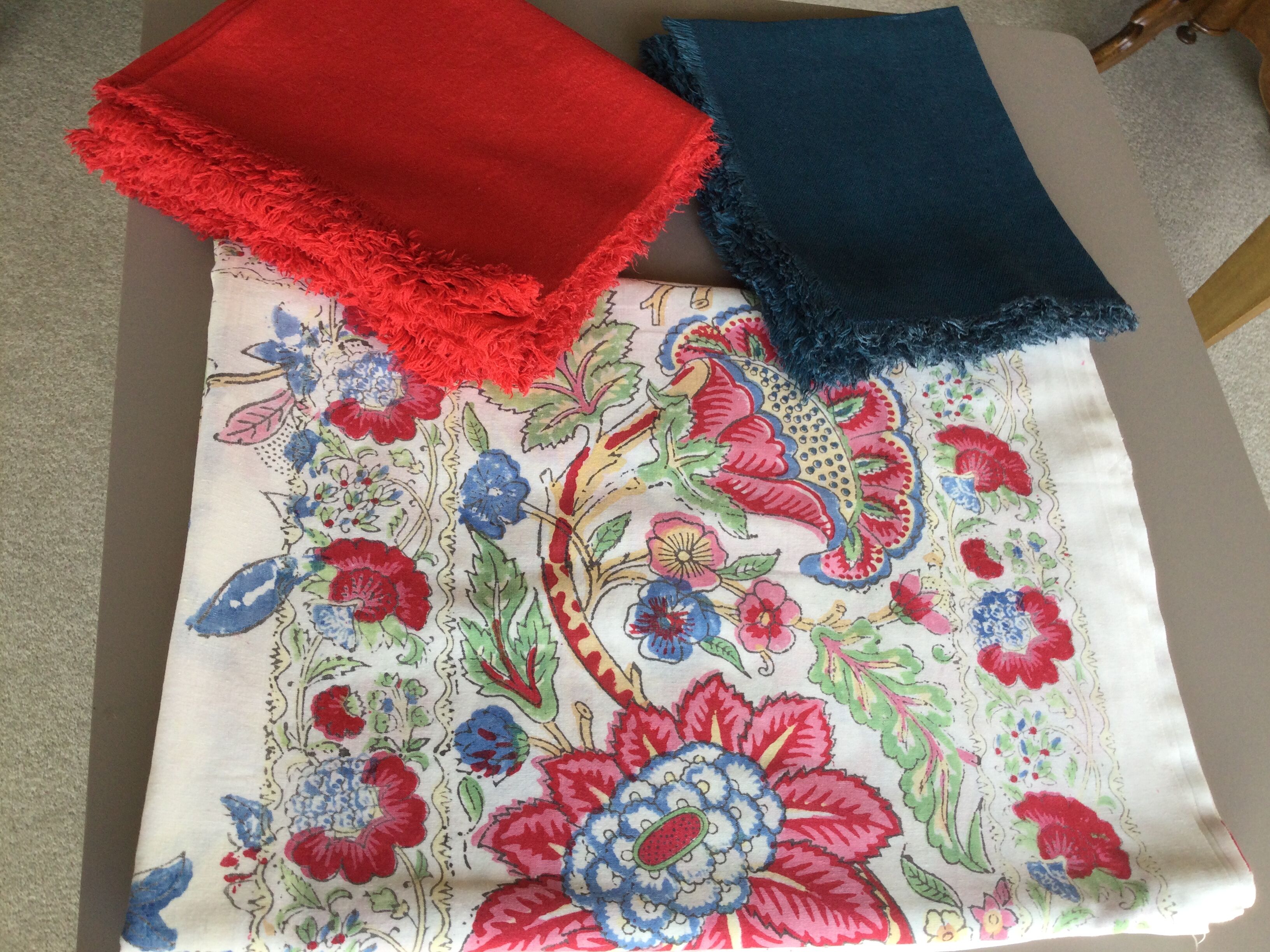 Indian tablecloth in 100% rectangular cotton sold with 16 plain towels