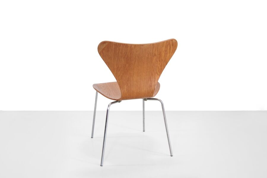 Arne Jacobsen oak butterfly chair model 3107