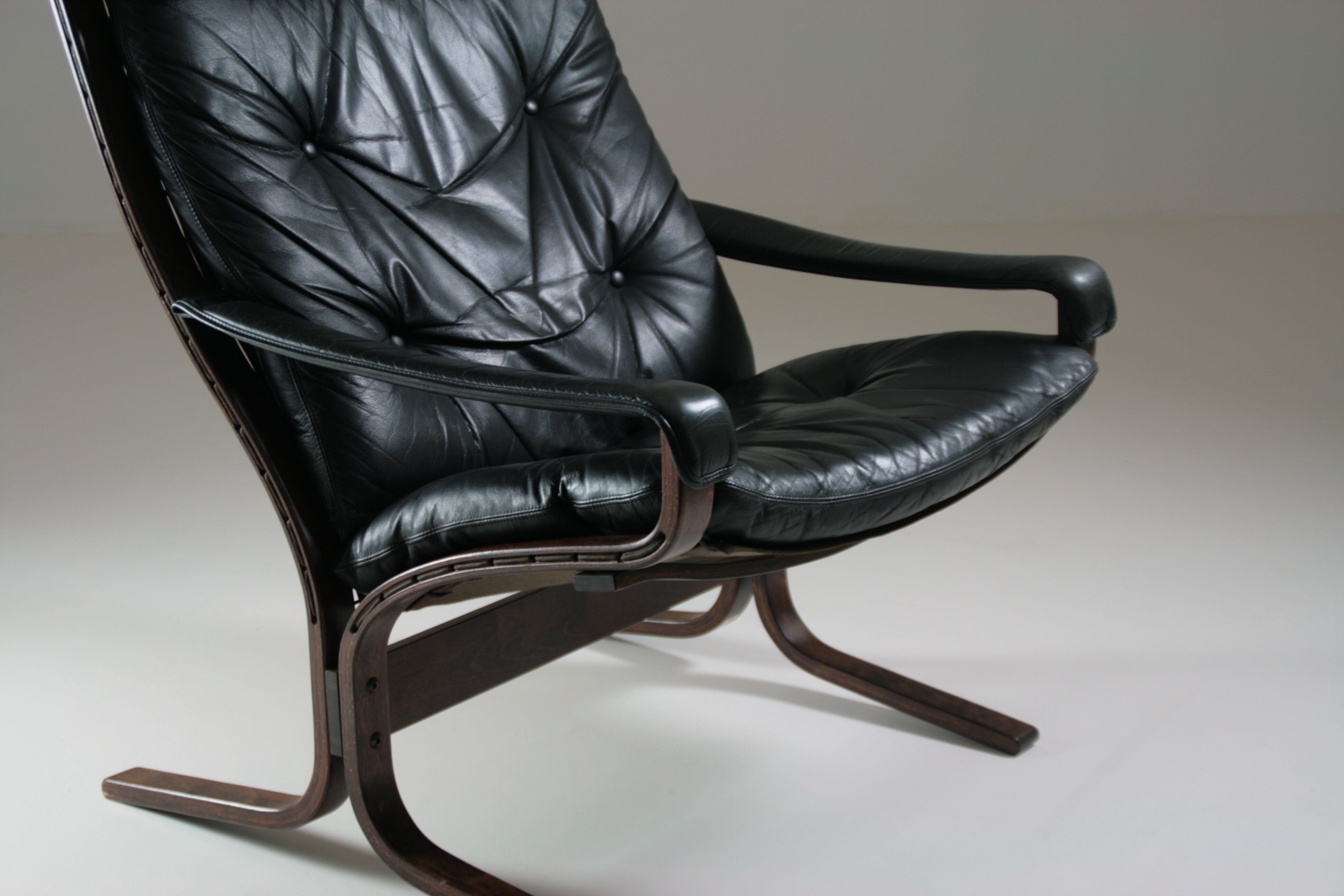 Vintage leather Siesta armchair with armrests by Ingmar Relling, Norway 1970