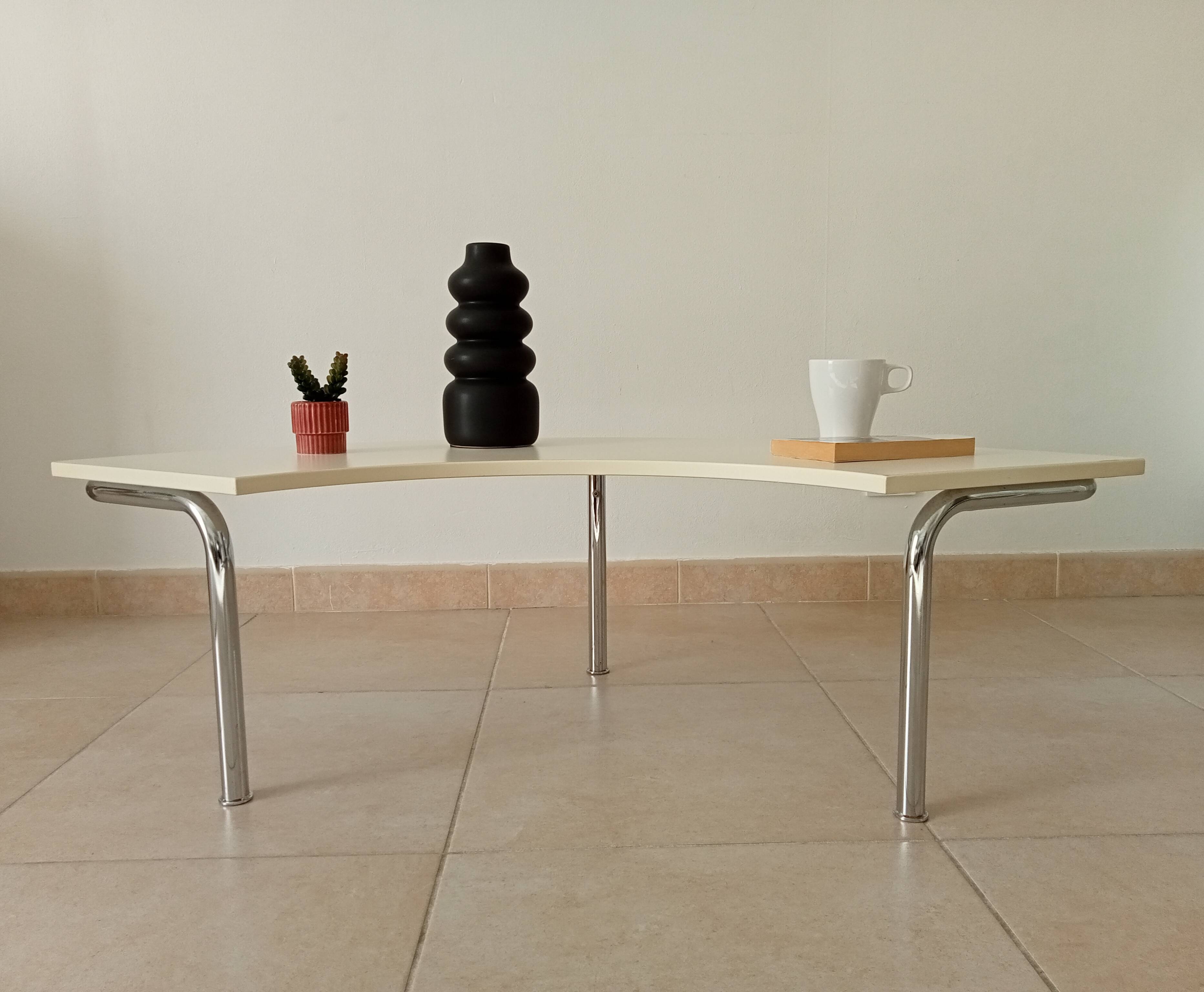 Vintage tripod coffee table in chrome and formica from the 1980s.