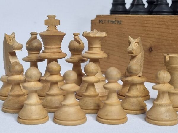 Ancien jeu d'échecs design Staunton – Pièces en bois tourné (Roi 6 cm)