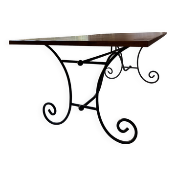 Grande table avec pieds en fer forgé