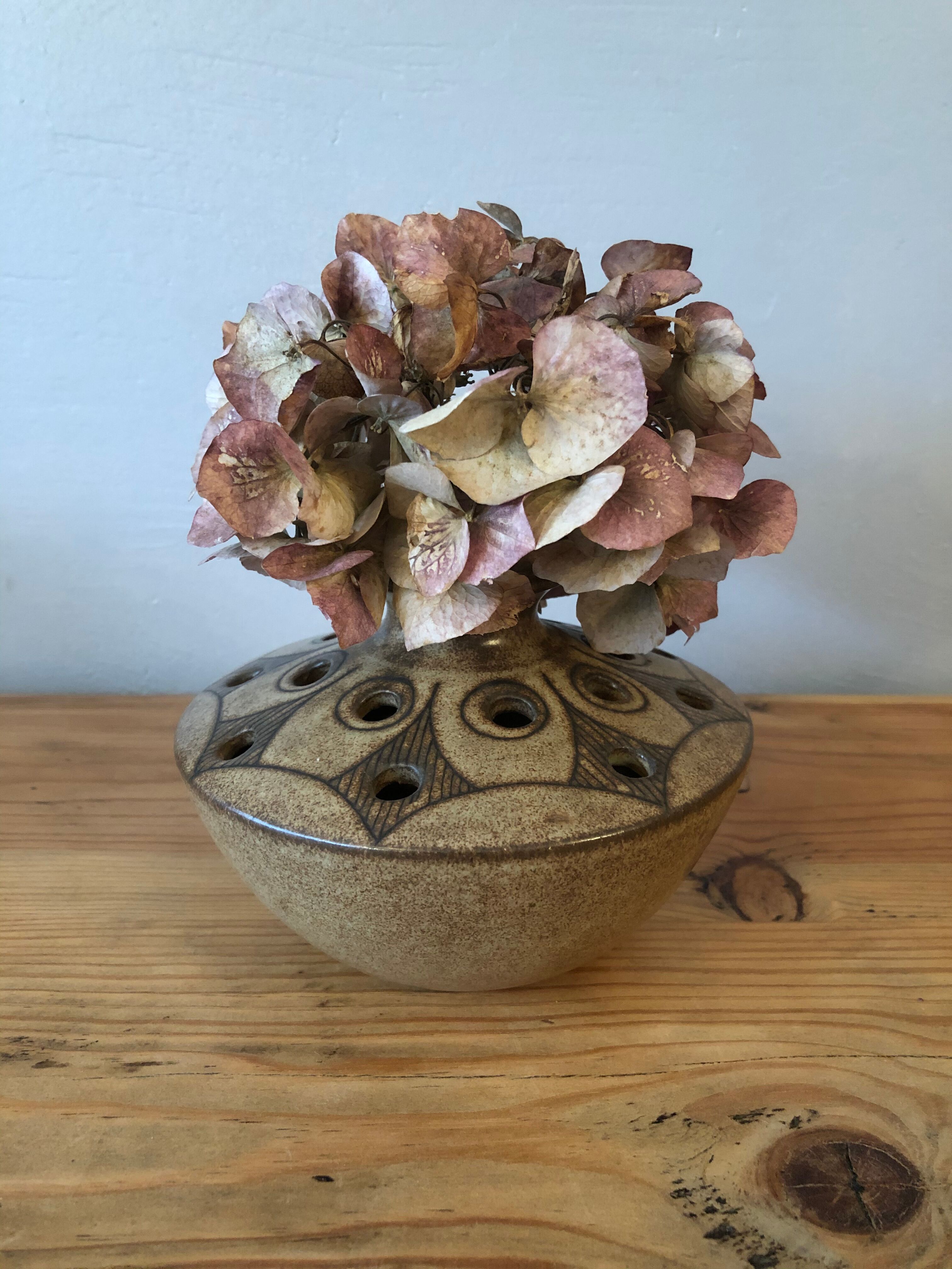 Ceramic flower-base vase