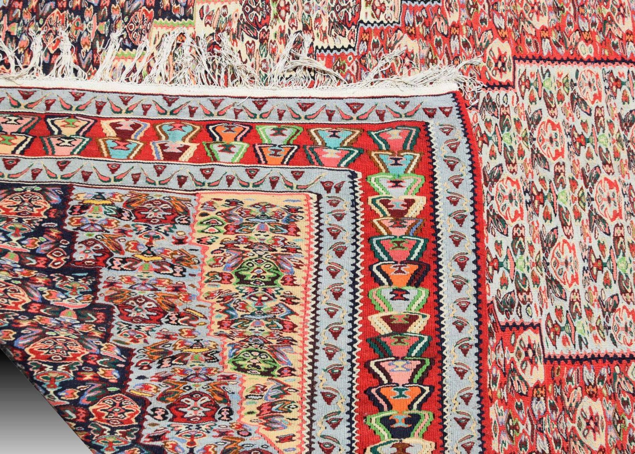 Kilim Rug: Senneh Iran: 2.95 x 2.00 metres - "Galerie Sardje"