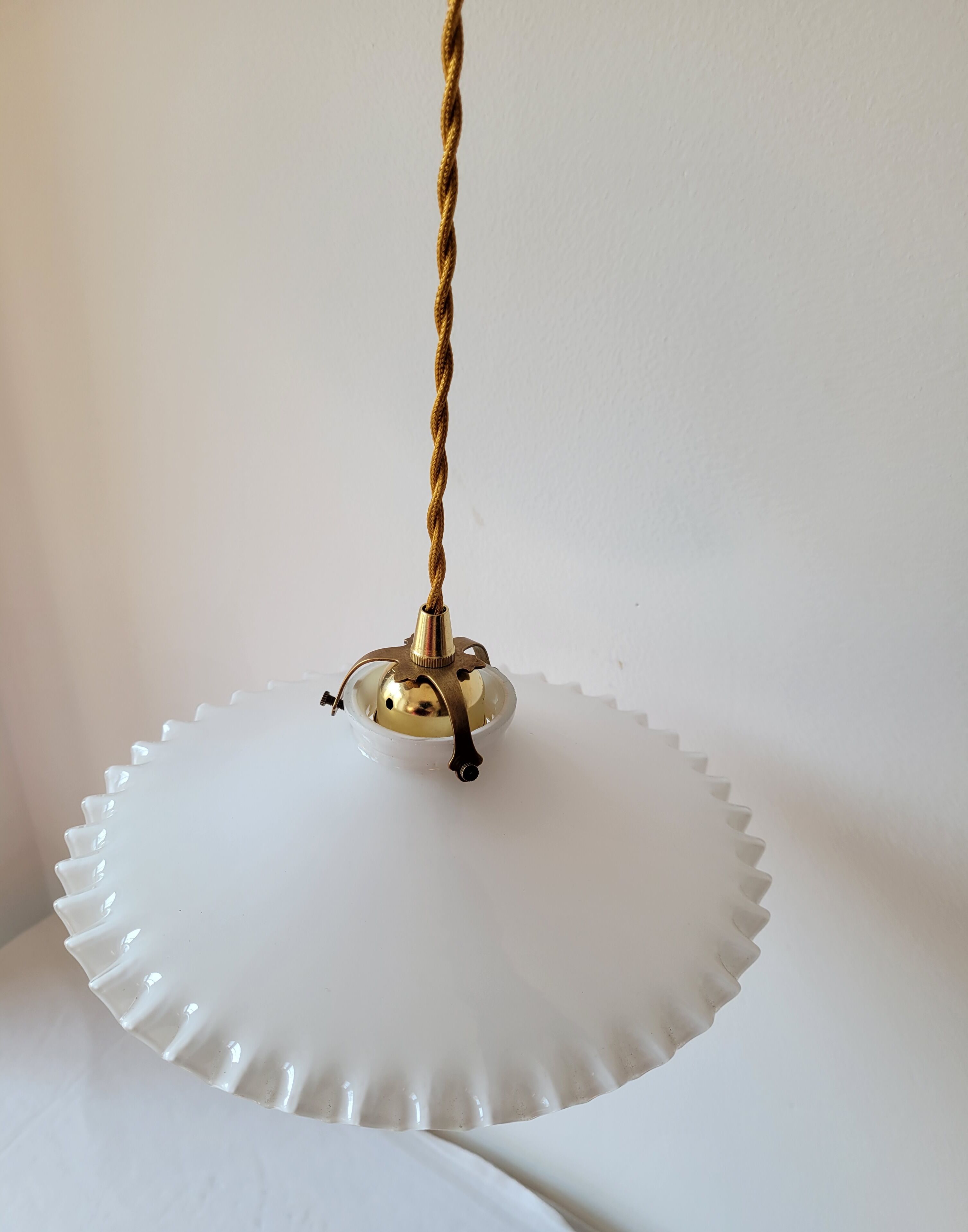 Serrated opaline suspension