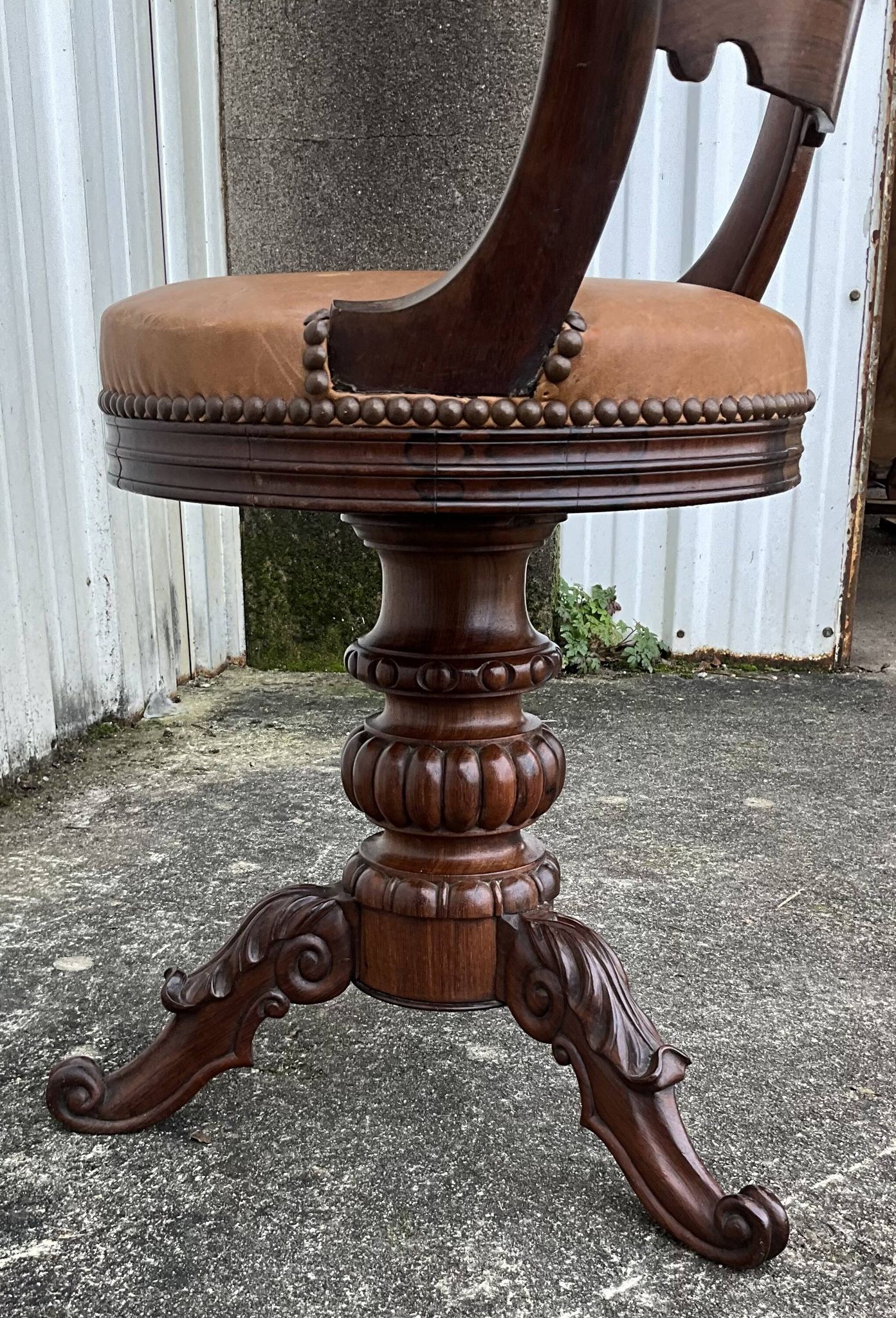 Chaise de harpiste en noyer massif milieu 19ème