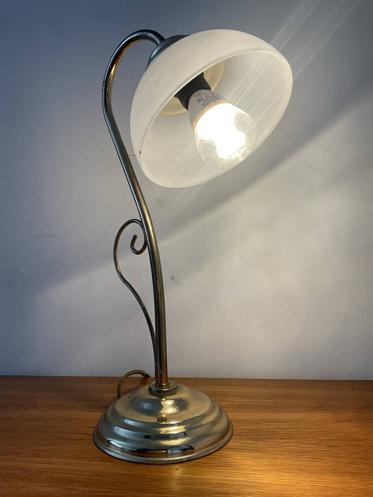 Vintage swan neck lamp in gilded metal and frosted glass