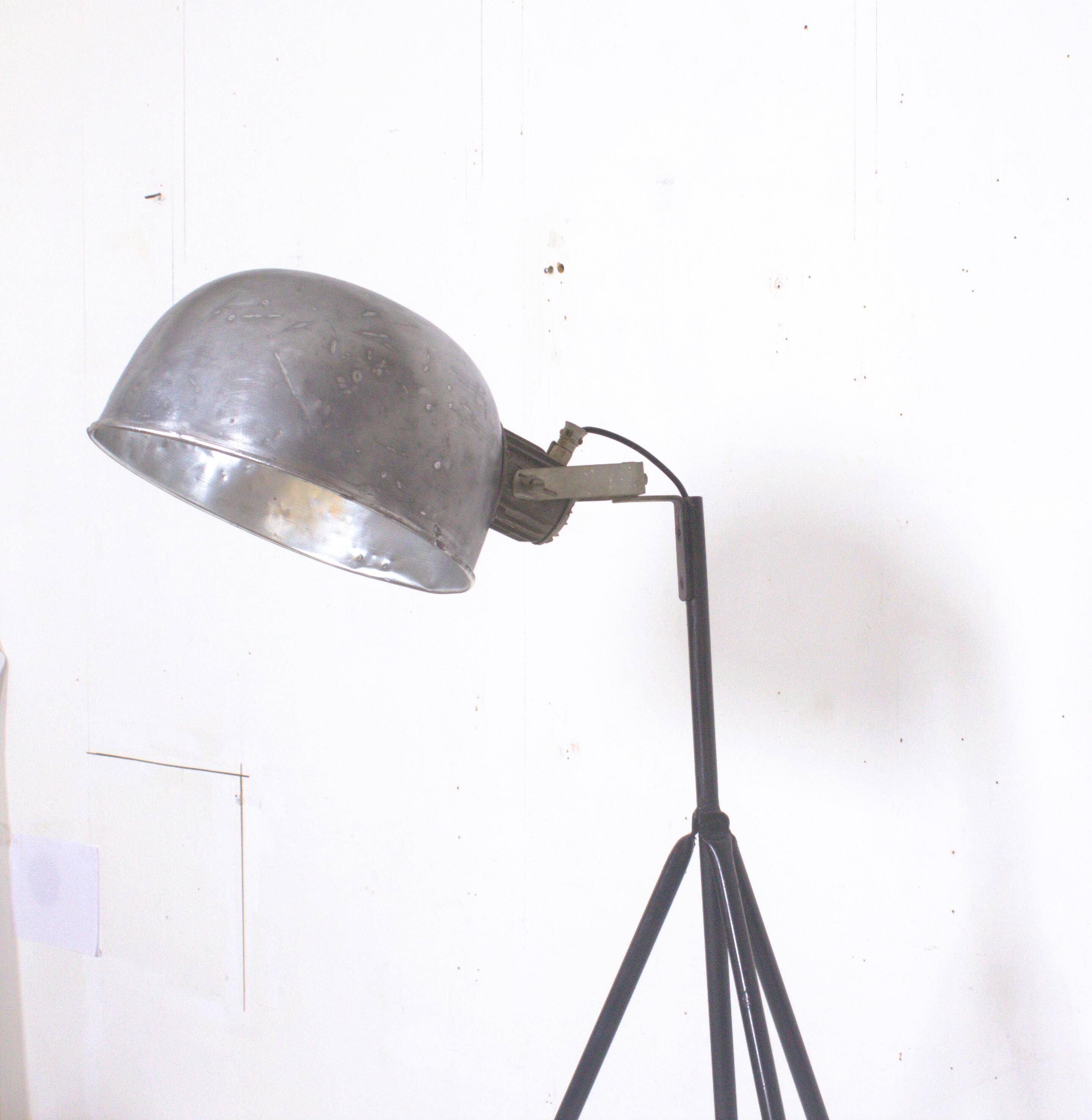 Industrial lamp with adjustable aluminum lampshade