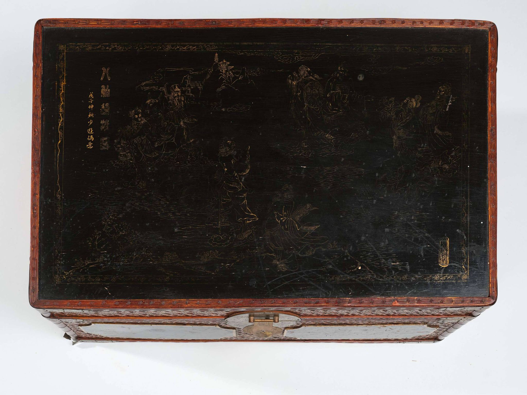 Beautiful vintage Chinese trunk in wicker, black and gold lacquered wood, and brass.