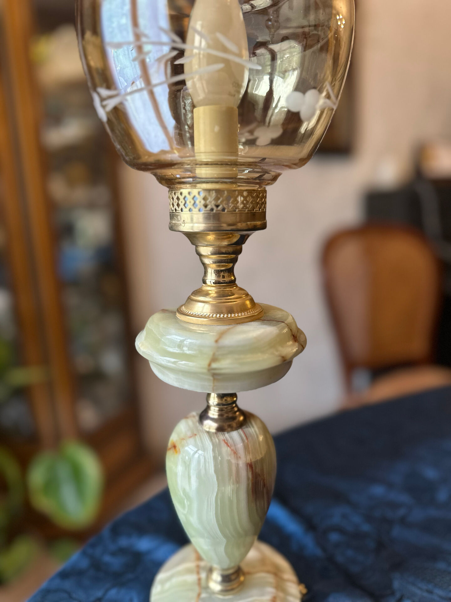 Vintage desk lamp in onyx and brass, oil lamp style.