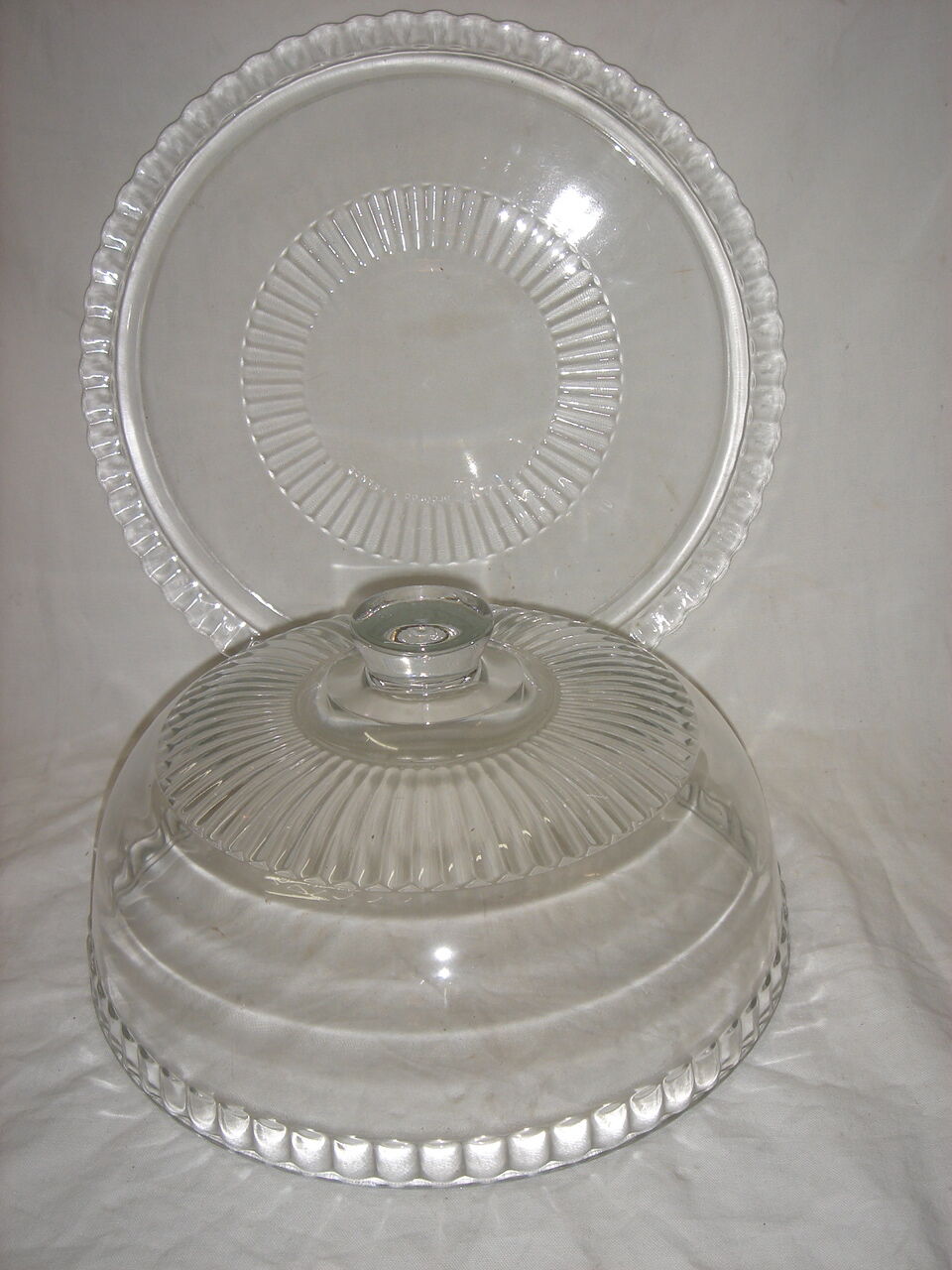 Bell with its flat glass for cake or other