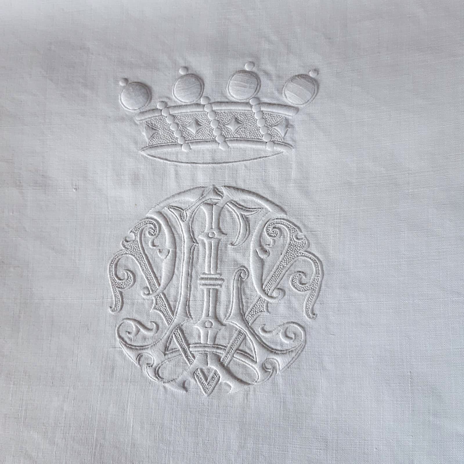 drap de château à couronne de baron 2m60 x 3m80 monogrammé "LT"