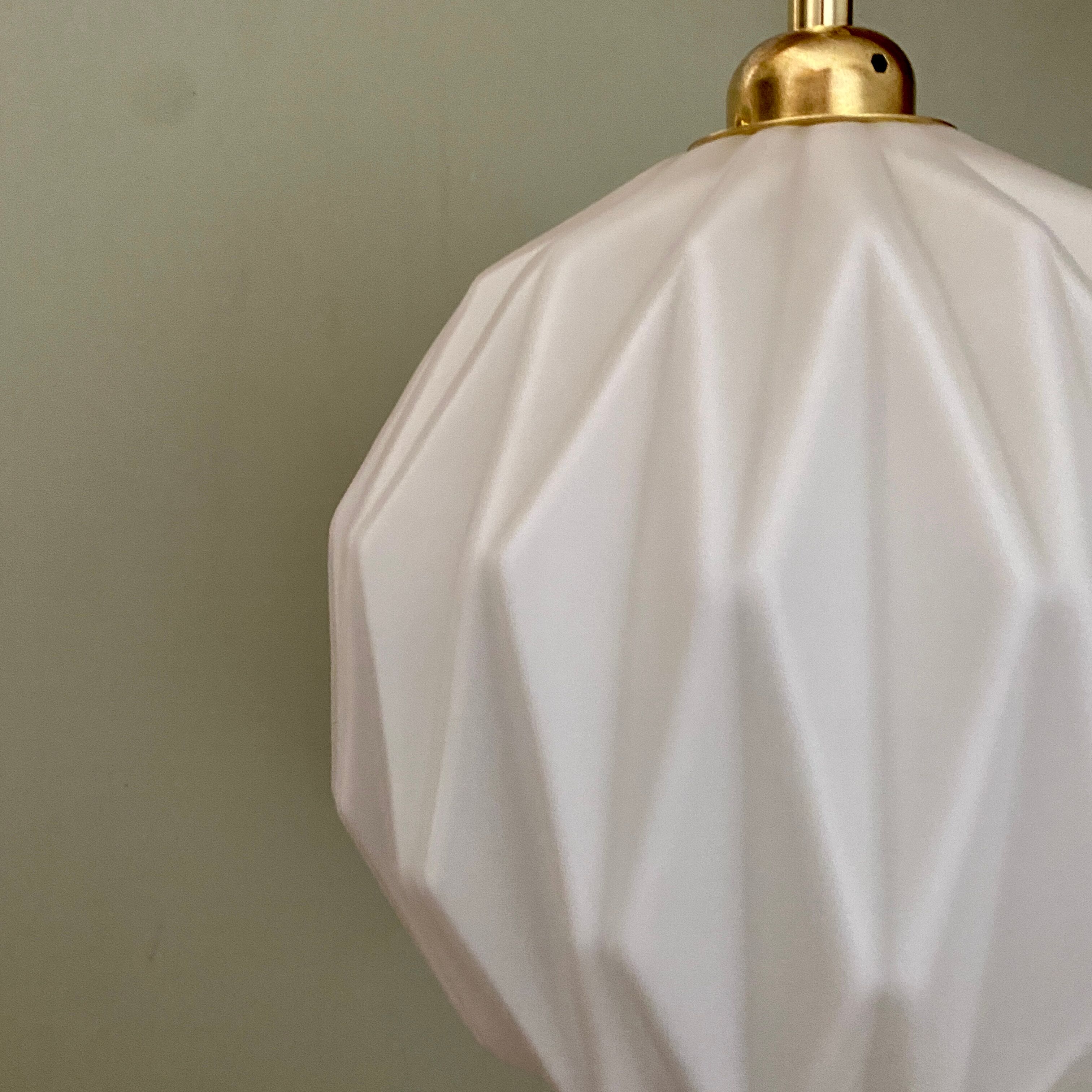 Vintage origami globe pendant lamp in white opaline