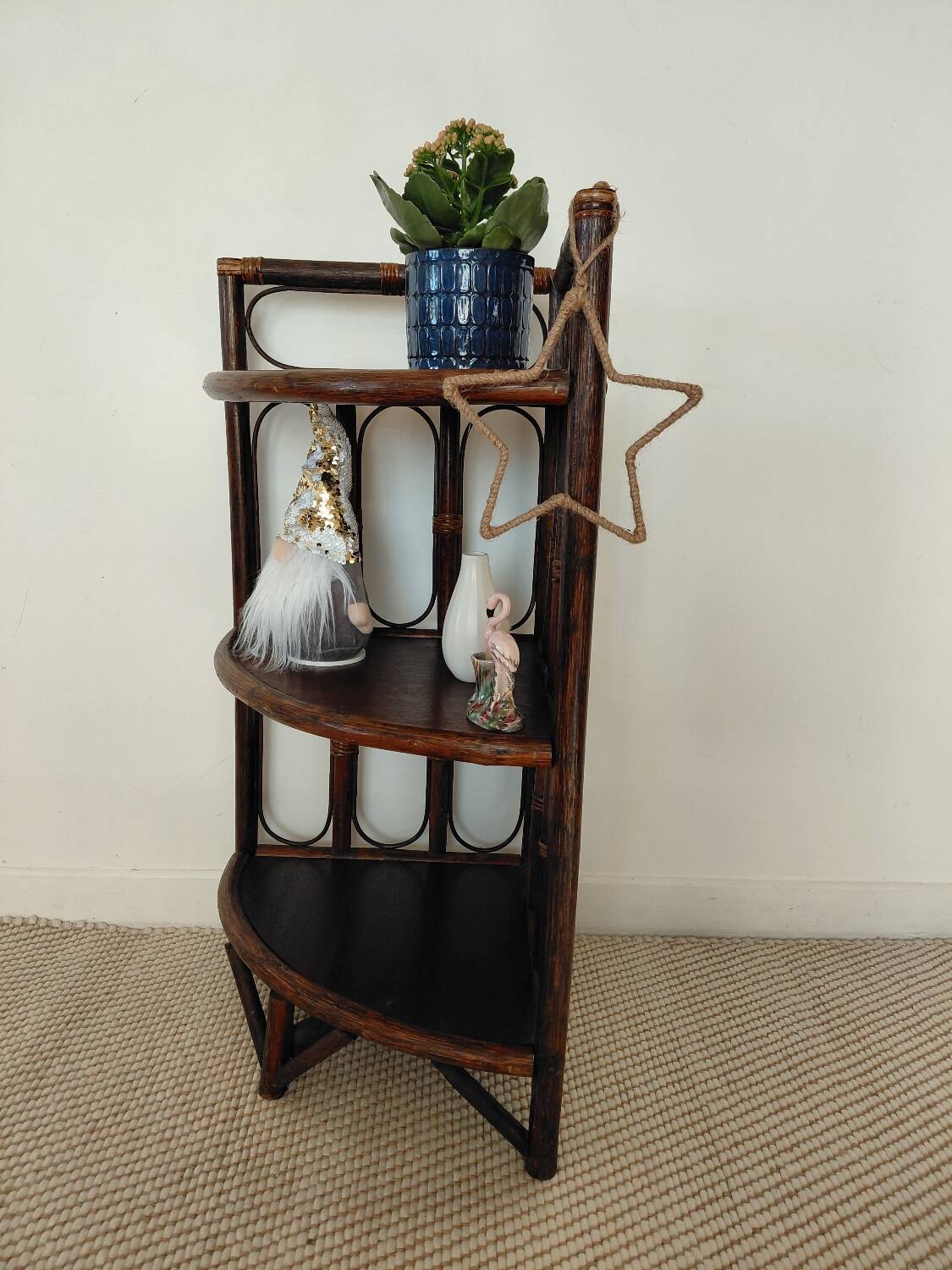 Corner shelf in rattan