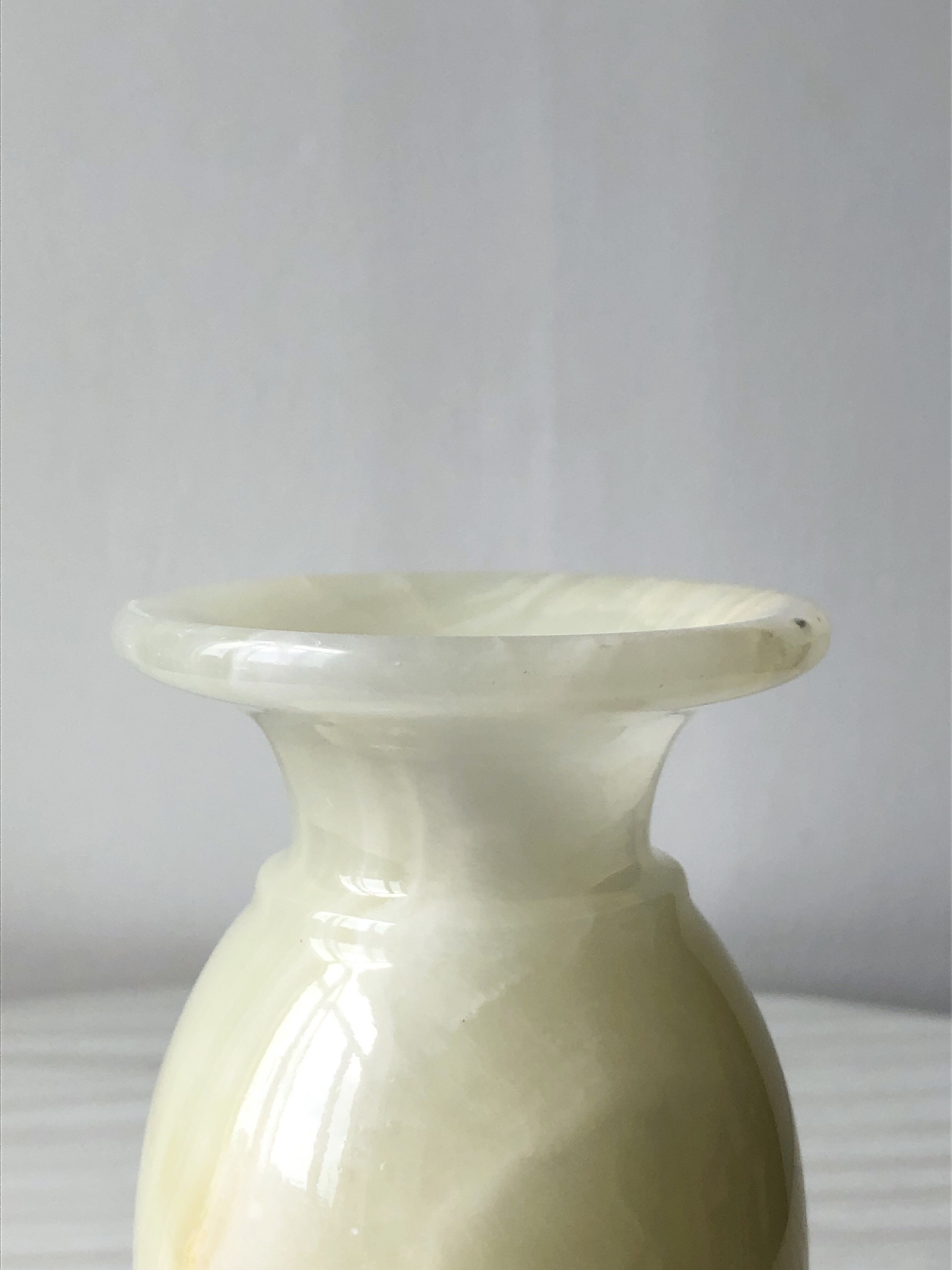 Vase en marbre albâtre onyx