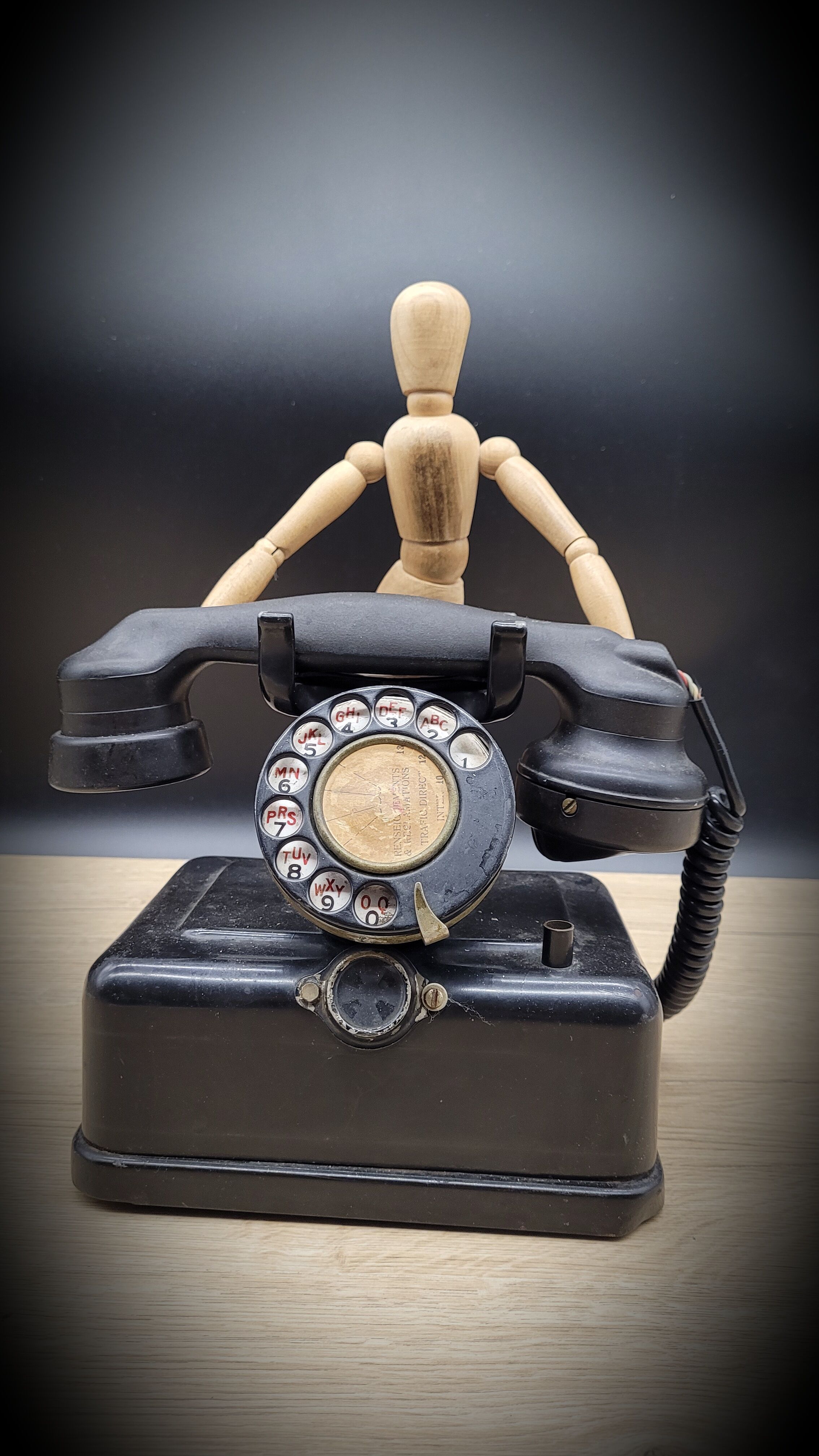 Bakelite phone 13