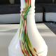 Vase en verre d Art soufflé de Murano/Opalin blanc, inclusions volutes de fumée polychromes. 28,5 x 14 cm
