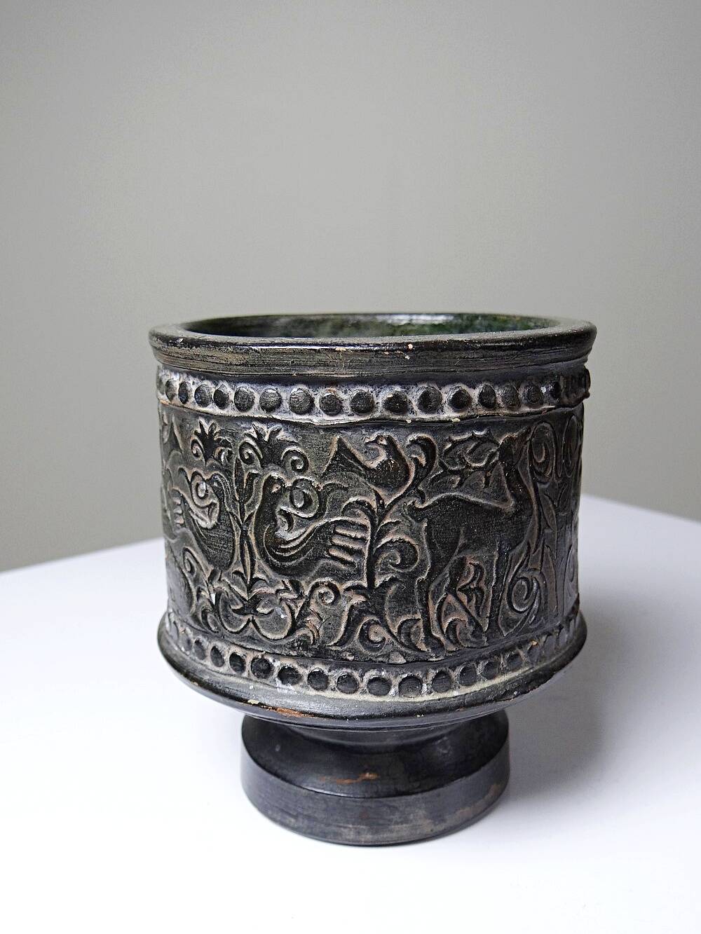 Small Greek pot in black terracotta with animal decoration, craftsmanship from 1960-80.