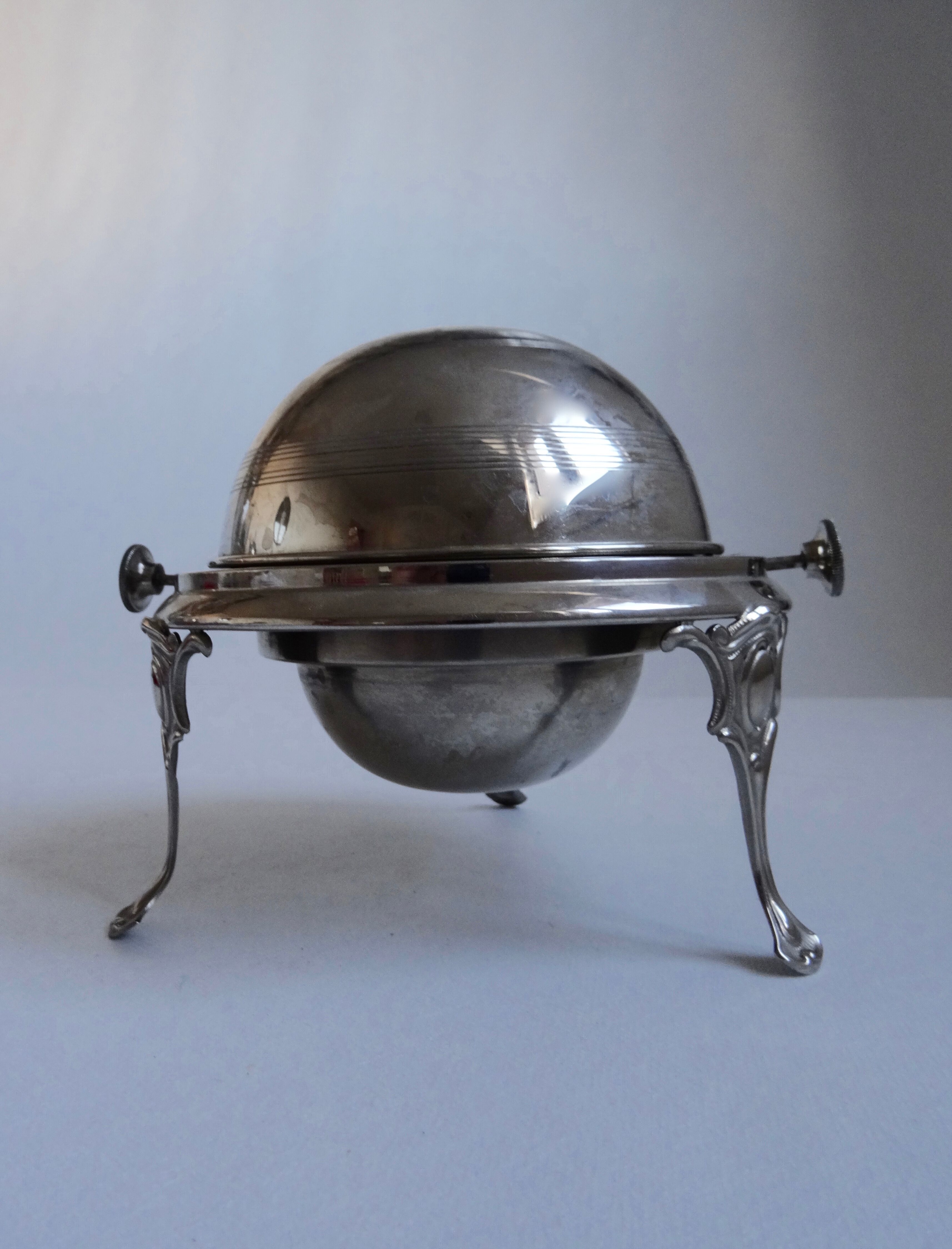 Caviar or butter display in metal