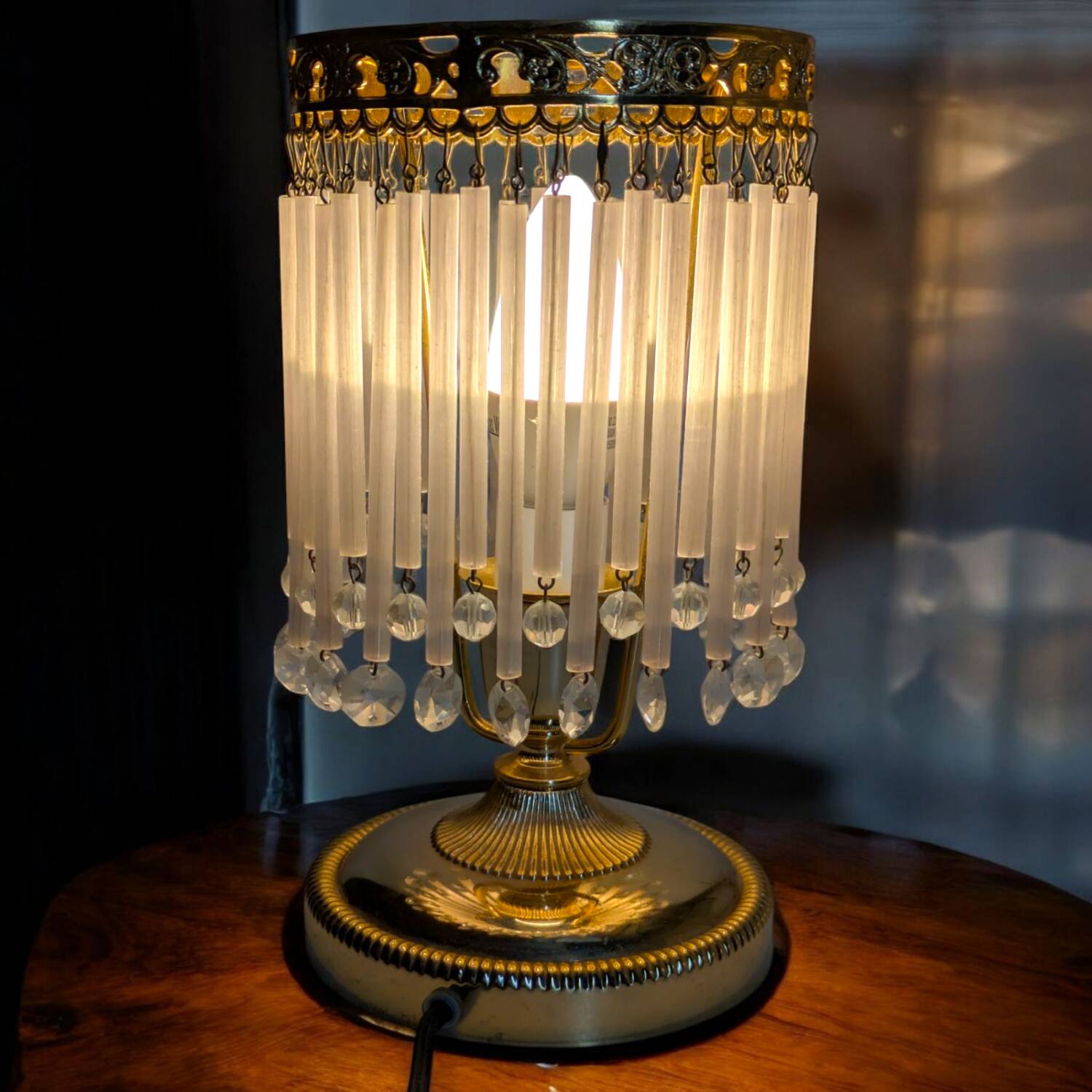 Vintage brass table lamp – with crystal drops and Art Deco style