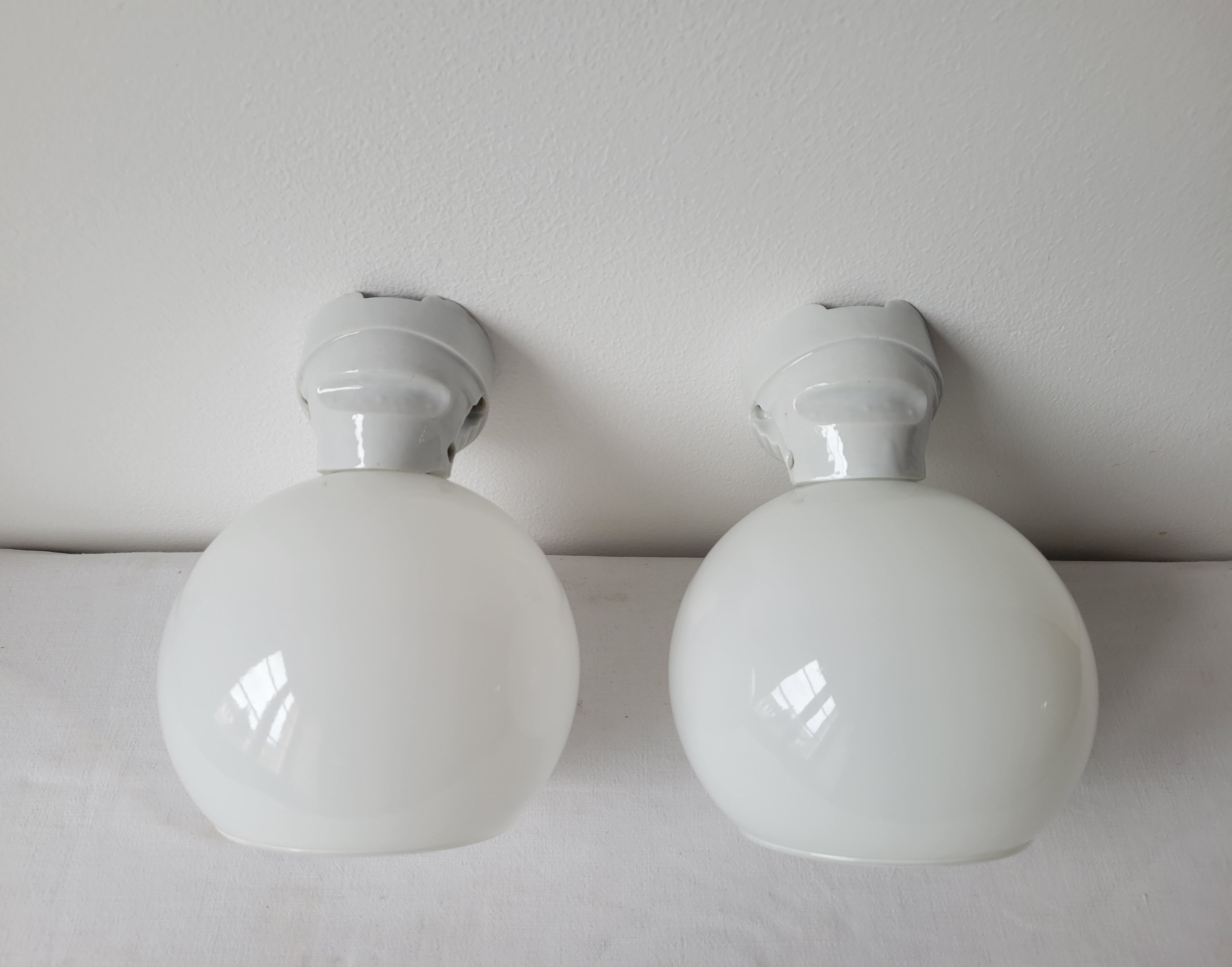 Duo of art deco wall lamps in porcelain and opaline