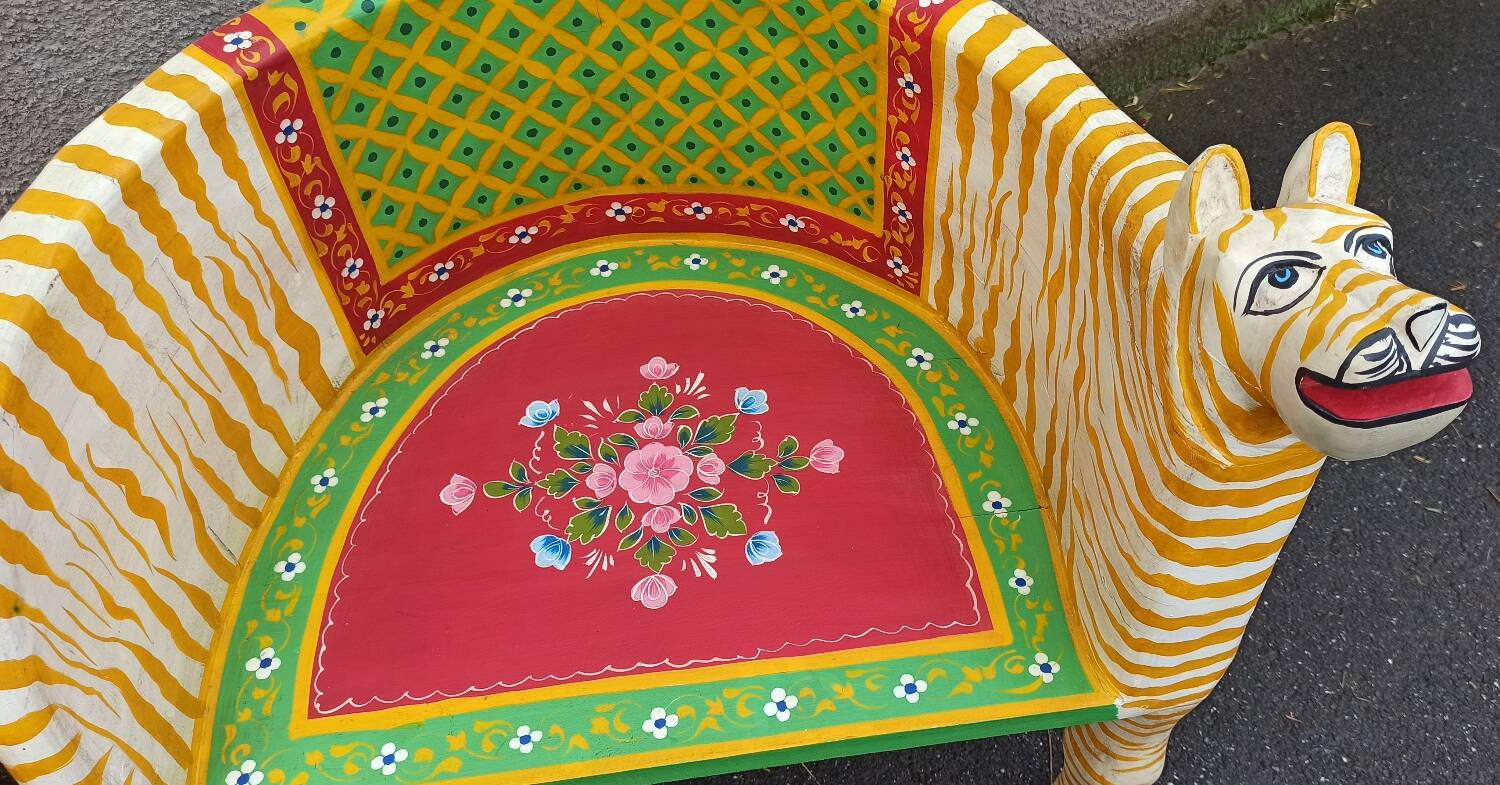 Paire de fauteuils en bois apparence "tigre"