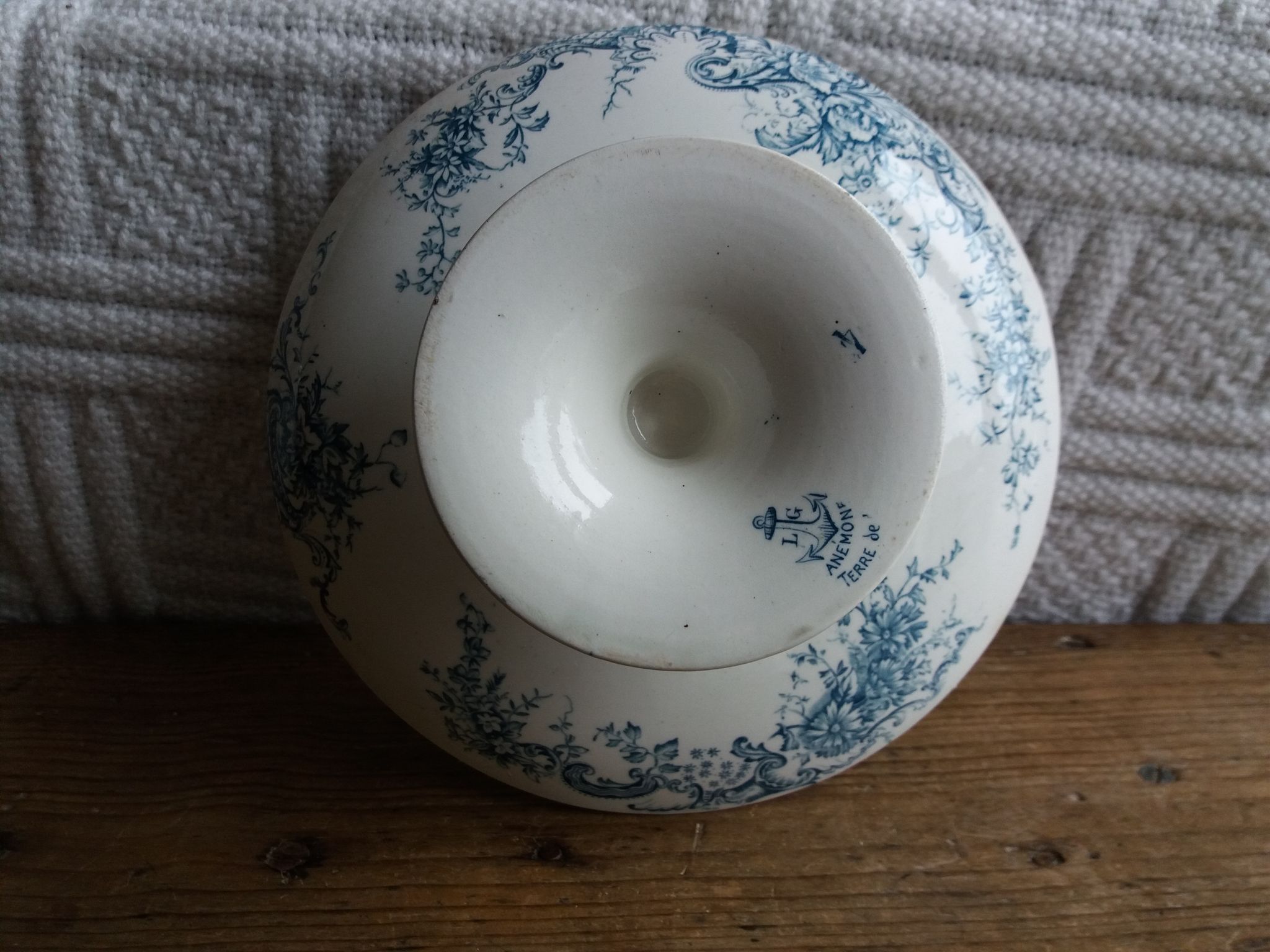 Standing dish 1900 Iron Earth service Anemone