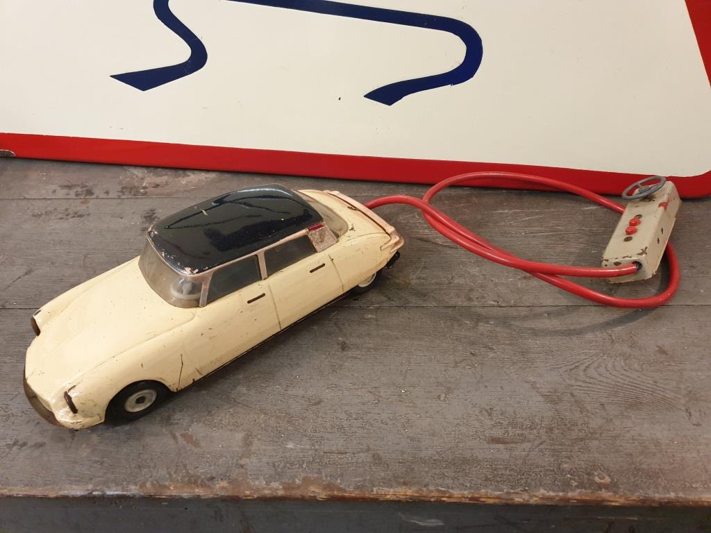 Car Citroën DS 19 remote-guided