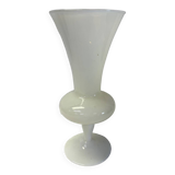 Vase en opaline blanche