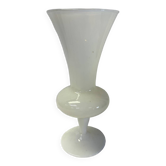 Vase en opaline blanche