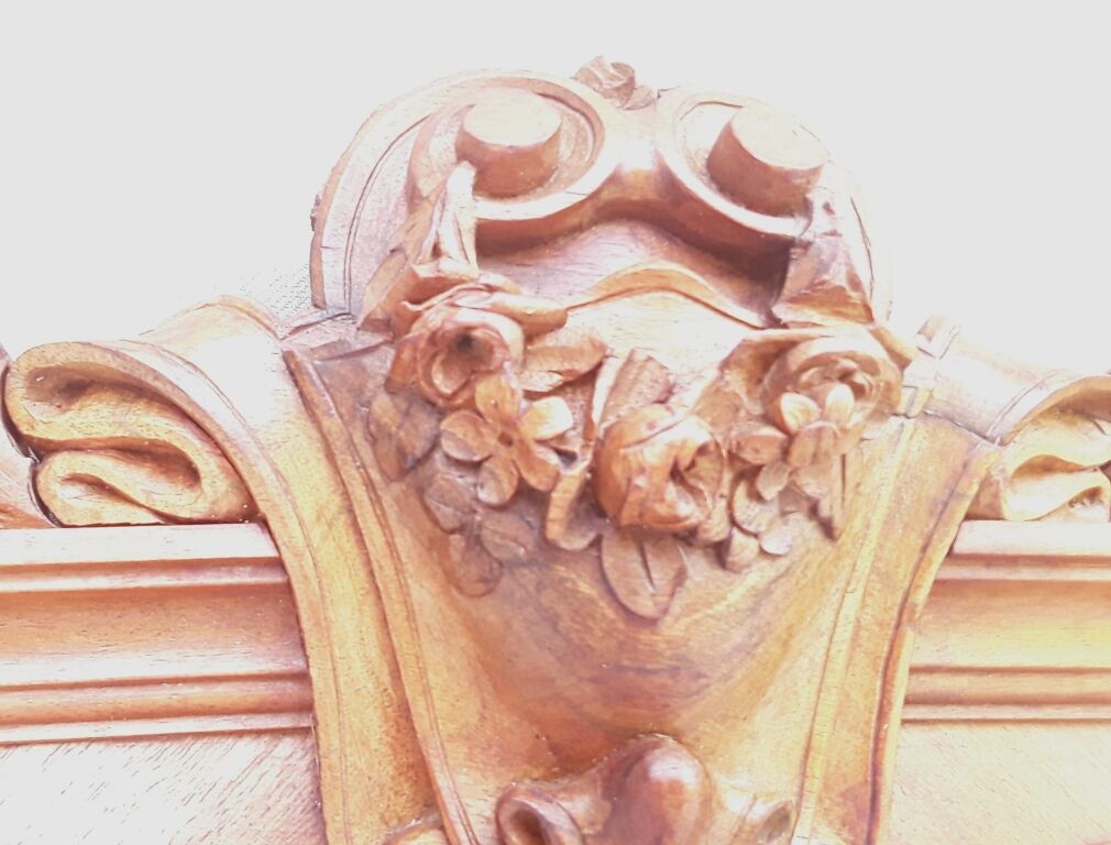 Pediment carved in walnut