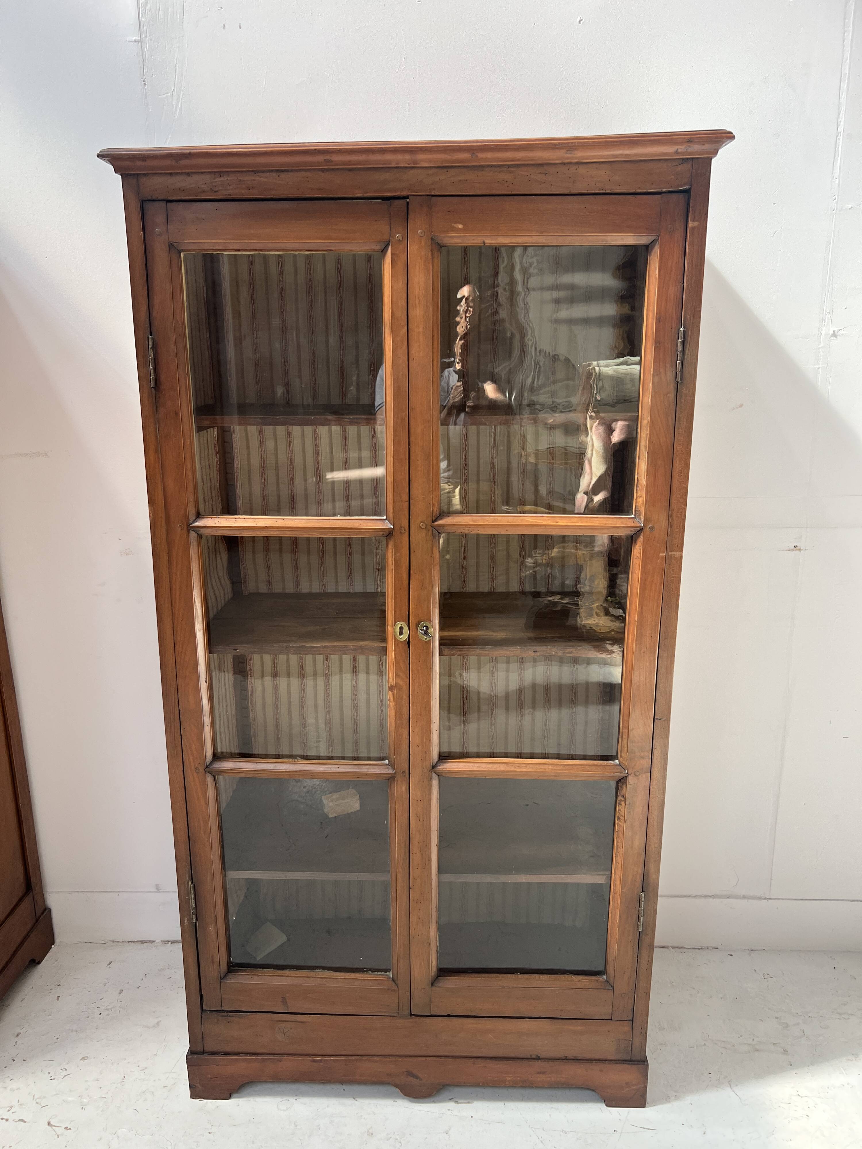 Pair of display cabinets in solid cherry wood from the 19th century.
