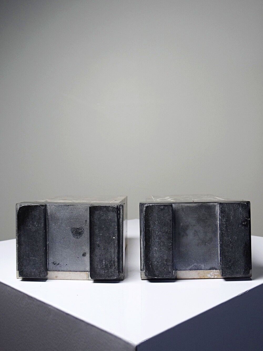 Pair of bookends, Art Deco fireplace decoration in antique marble from the 1920s-1930s.