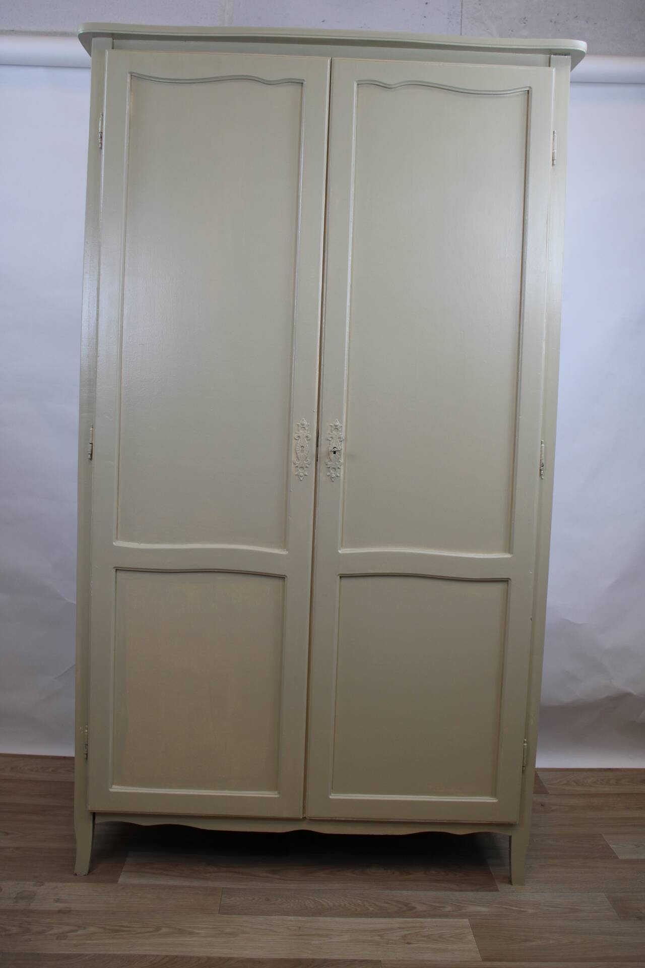 Armoire parisienne blanche avec penderie et étagères – France, années 1930