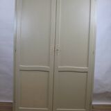 Armoire parisienne blanche avec penderie et étagères – France, années 1930