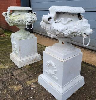 Vases anciens en fonte orné d'une tête de lion et de fleurs