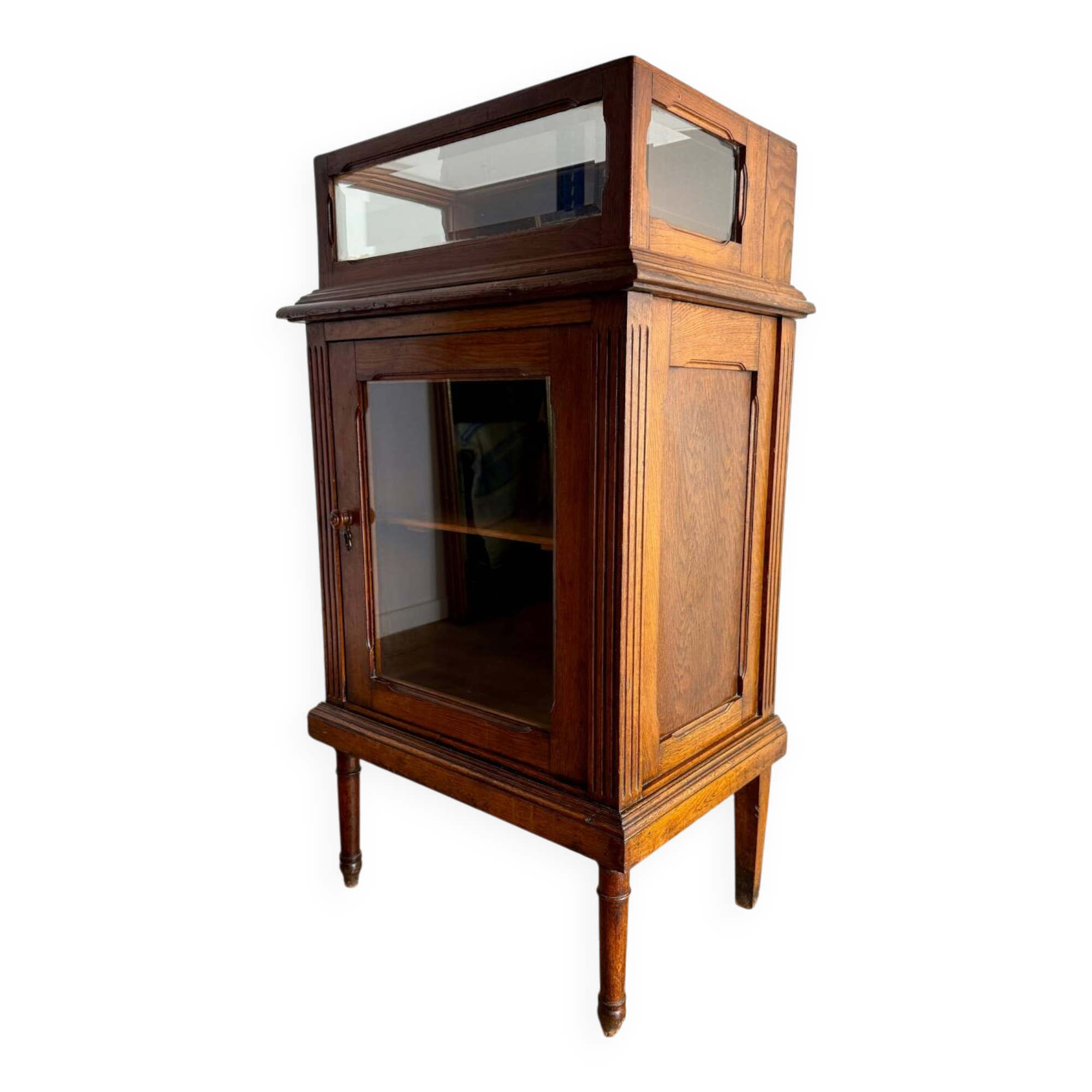 Elegant and vintage display cabinet