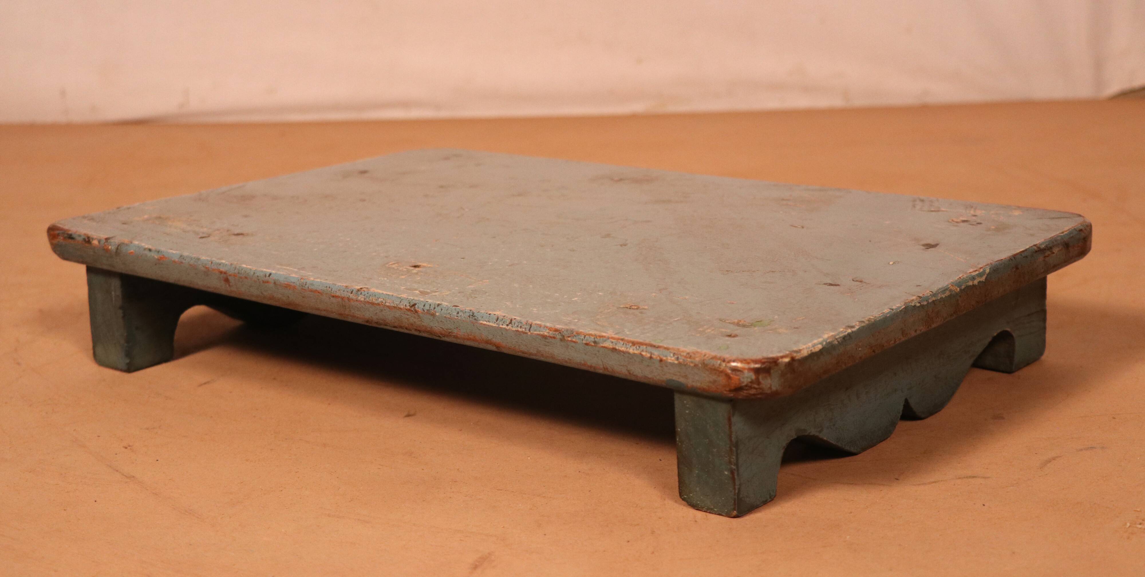 Ancienne table à thé en teck birman patine bleue d'origine