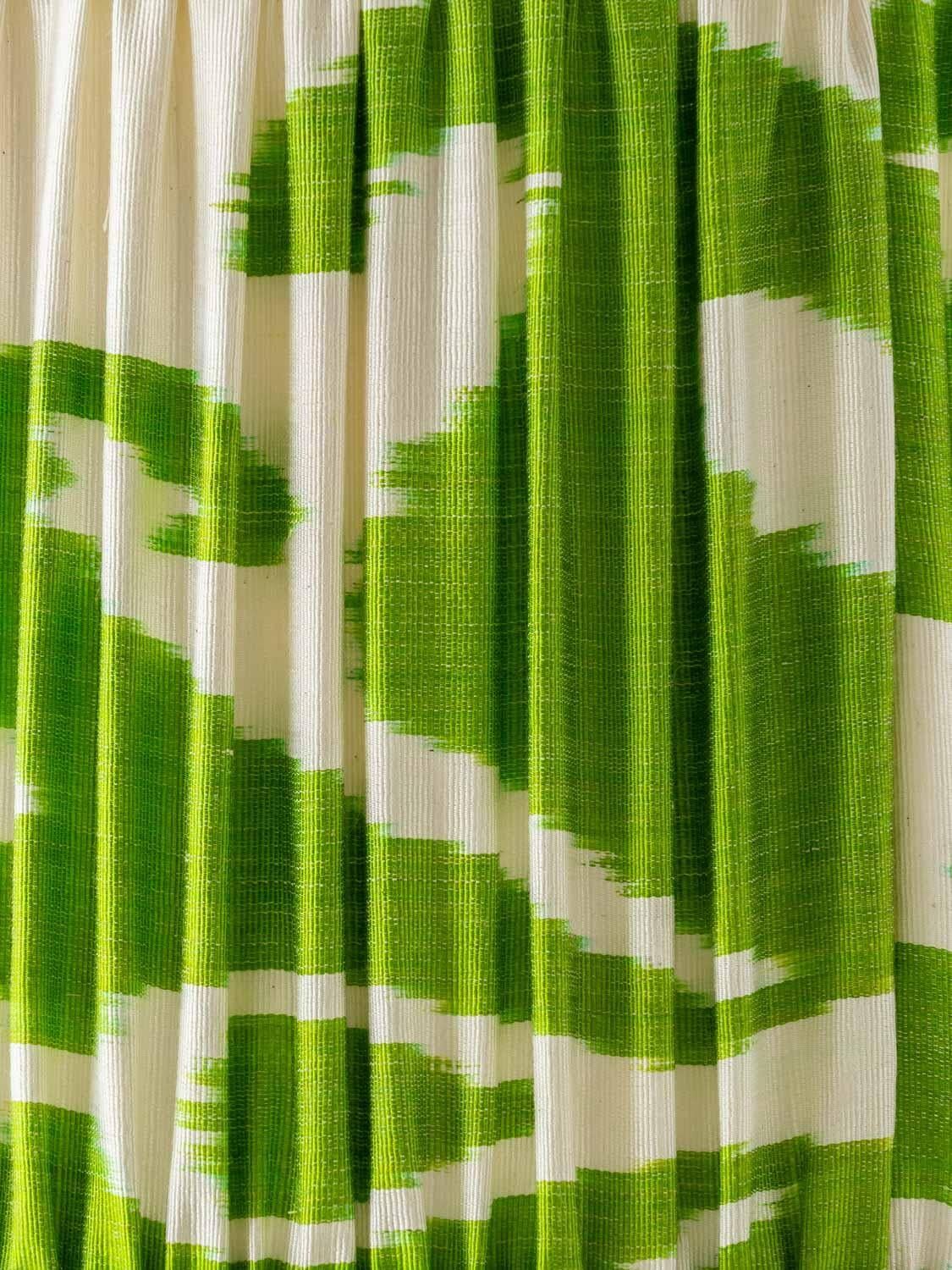 Lampe de table en céramique bleu et blanc de Delft peinte à la main avec abat-jour en soie Ikat