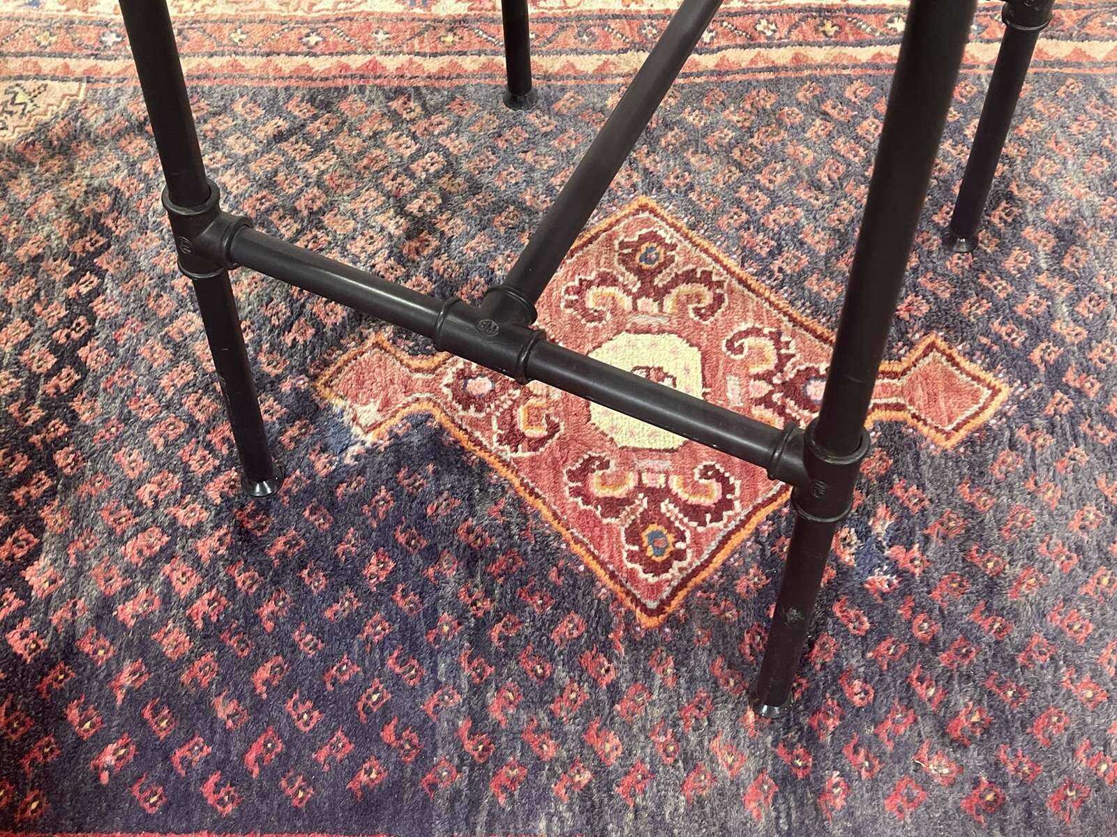 Série de 5 tabourets style industriel en métal et cuir, travail moderne