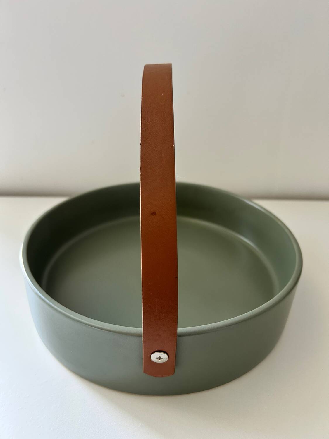 Scandinavian plateau with leather handle