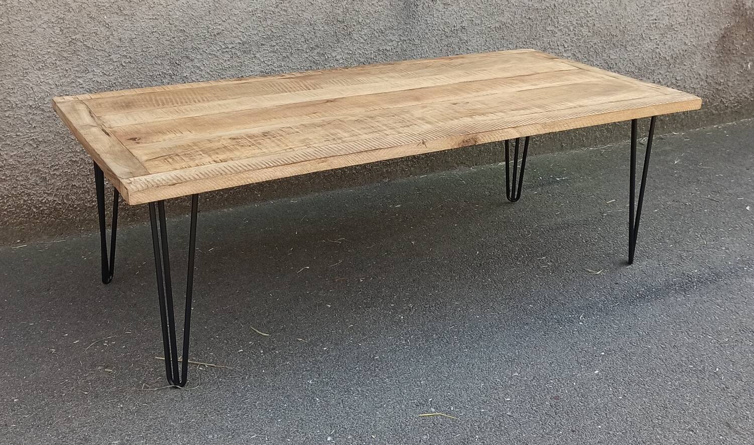 Wooden coffee table with pin legs