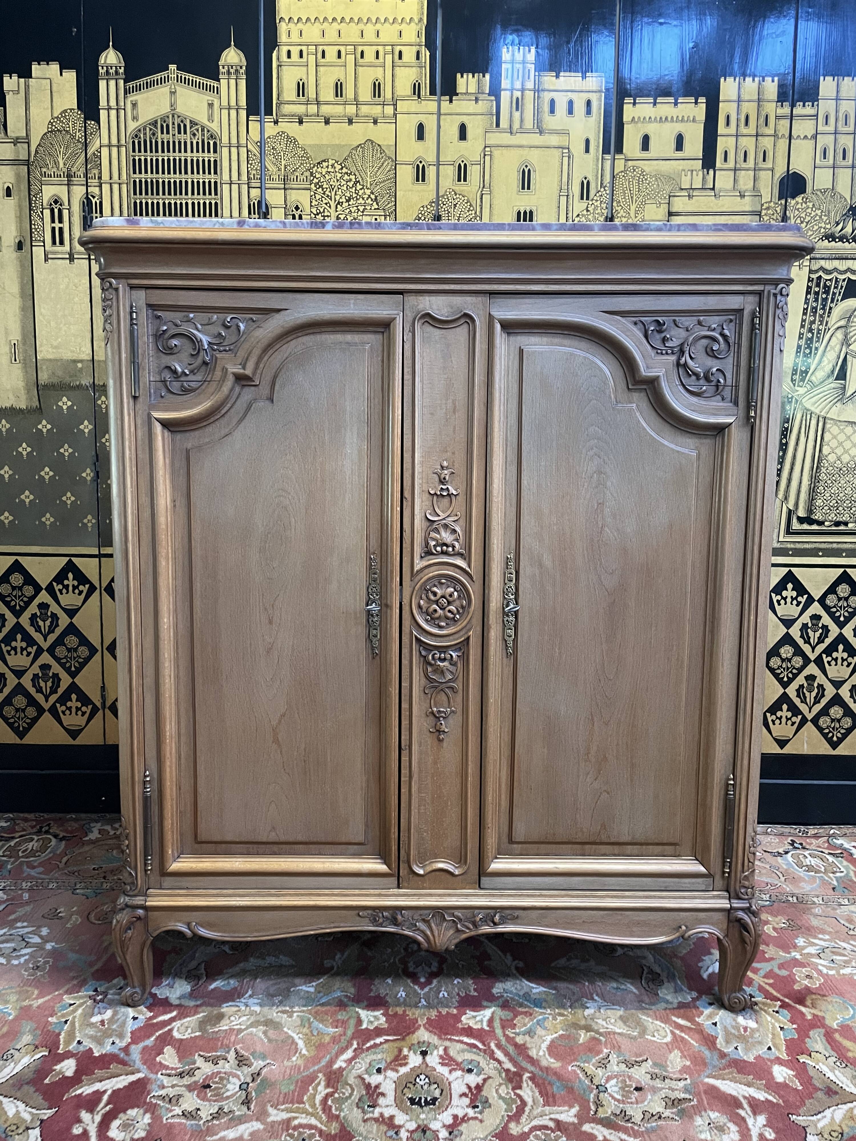 Buffet style Louis XV à hauteur d’appui